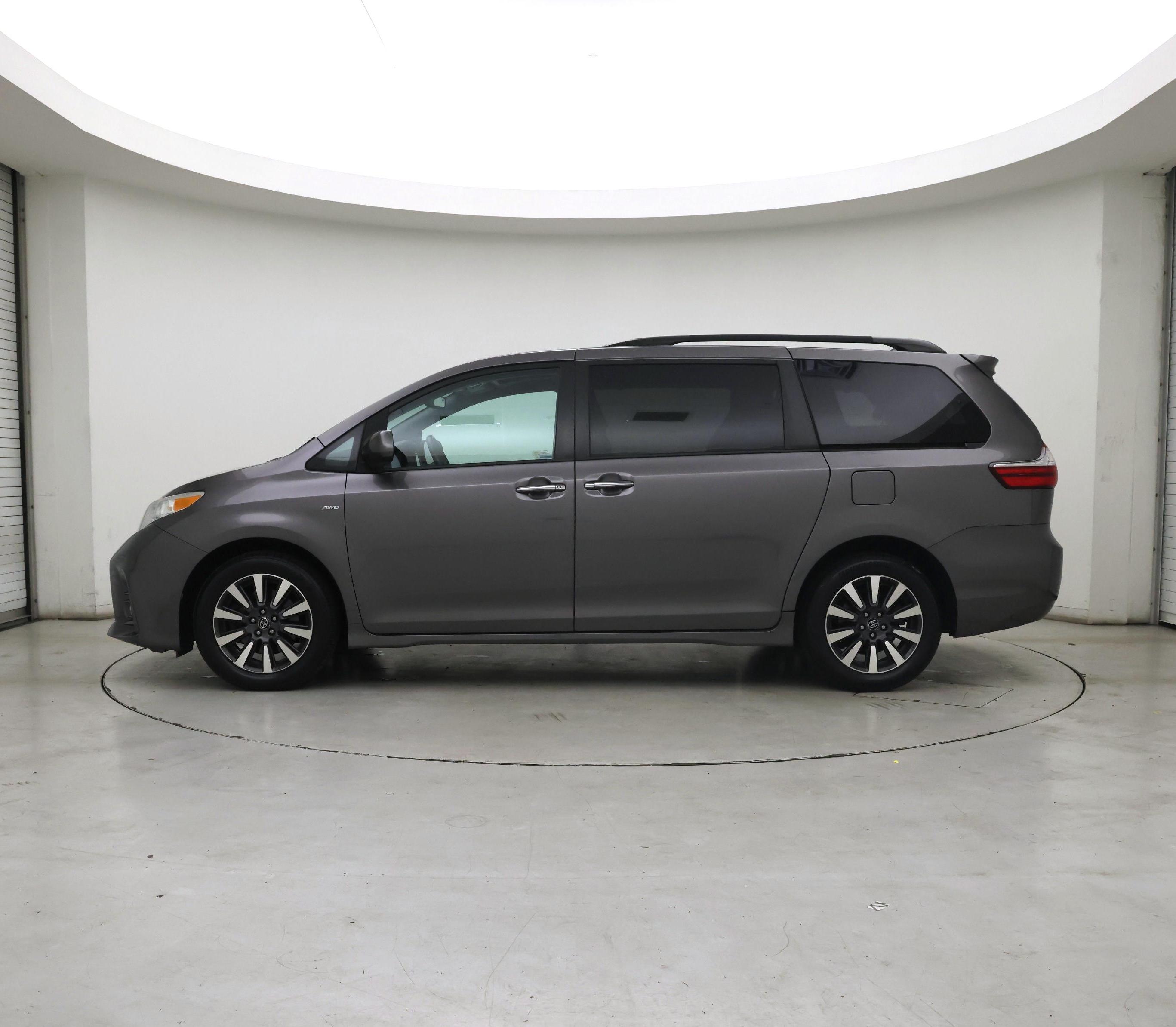 Thumbnail: 2018 Toyota Sienna - 3