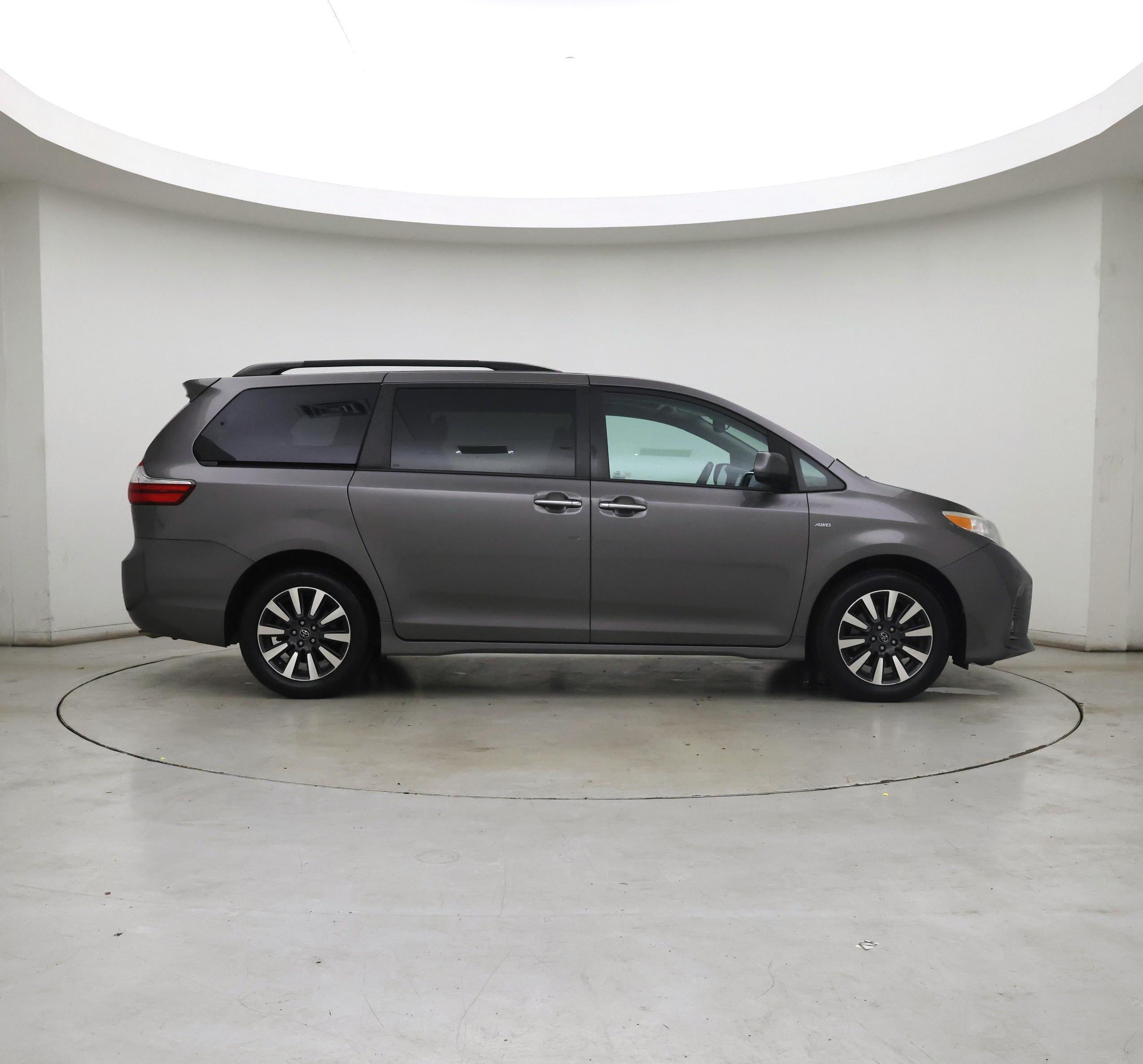 Thumbnail: 2018 Toyota Sienna - 7