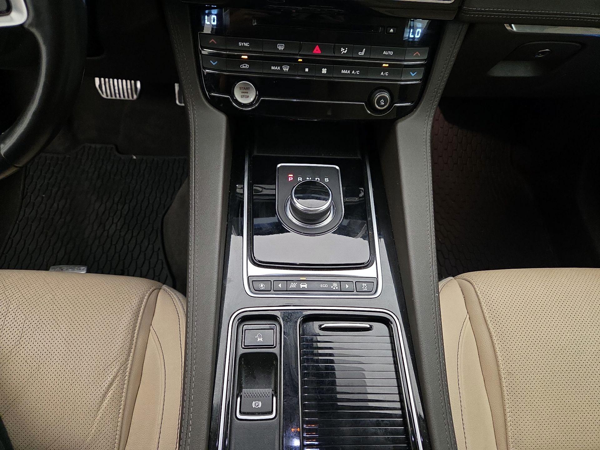 Thumbnail: 2019 Jaguar F-Pace - 17