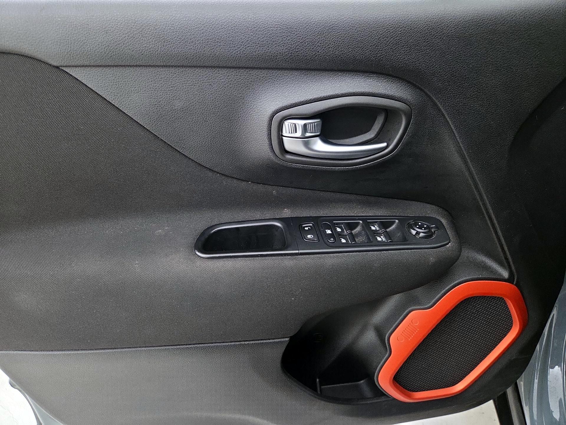 Thumbnail: 2018 Jeep Renegade - 12