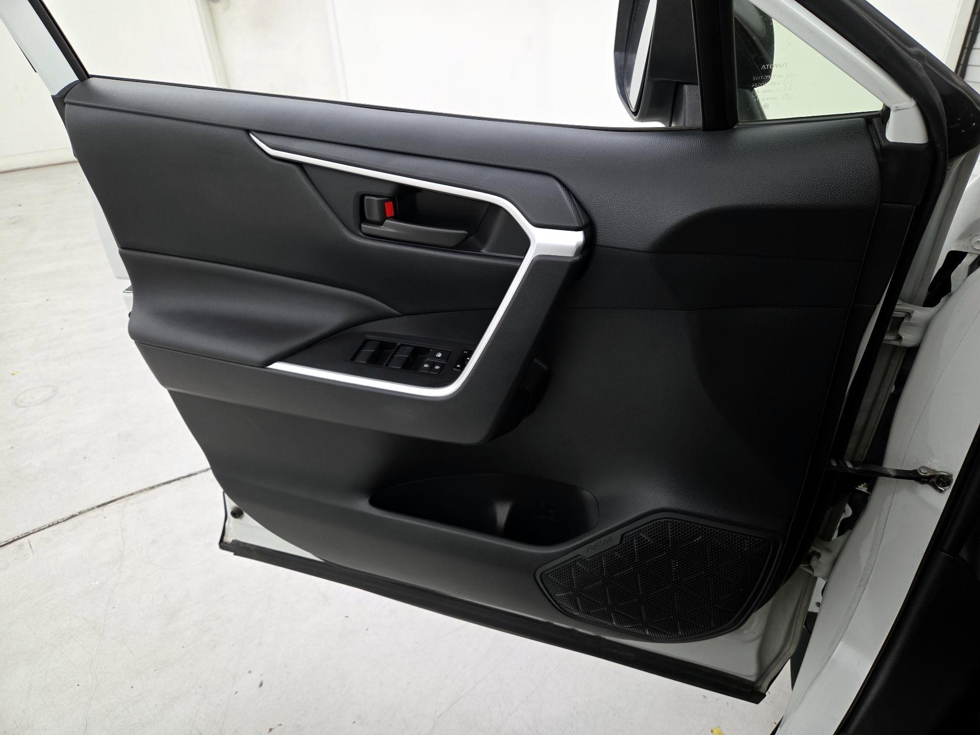 Thumbnail: 2019 Toyota RAV4 - 12