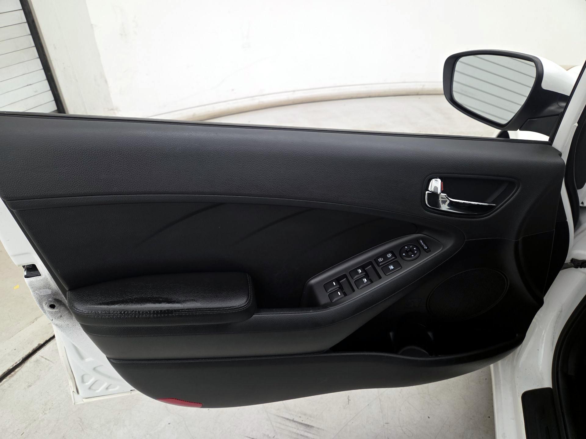 Thumbnail: 2016 Kia Forte - 12
