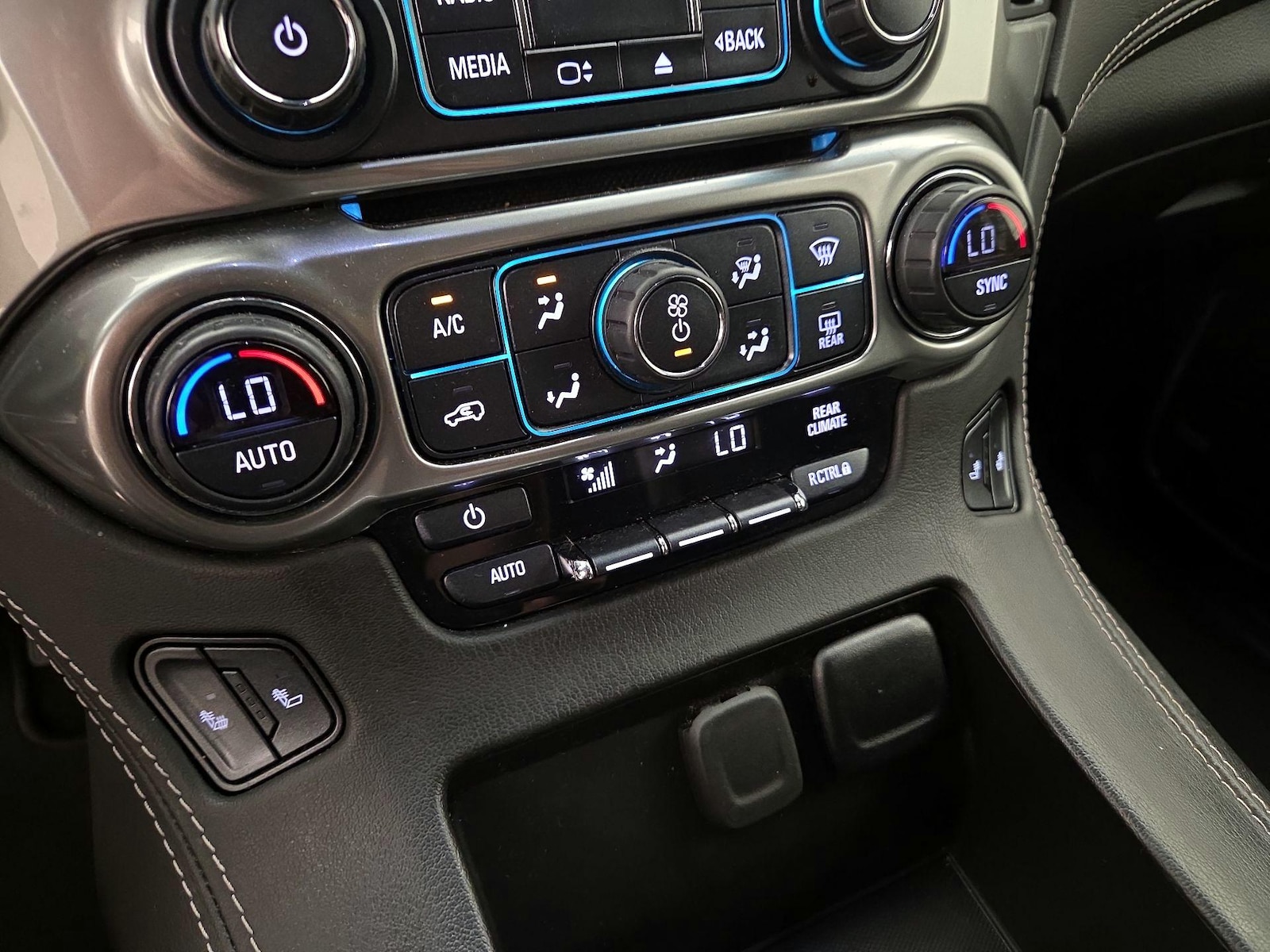 2018 Chevrolet Suburban LT - Photo 17