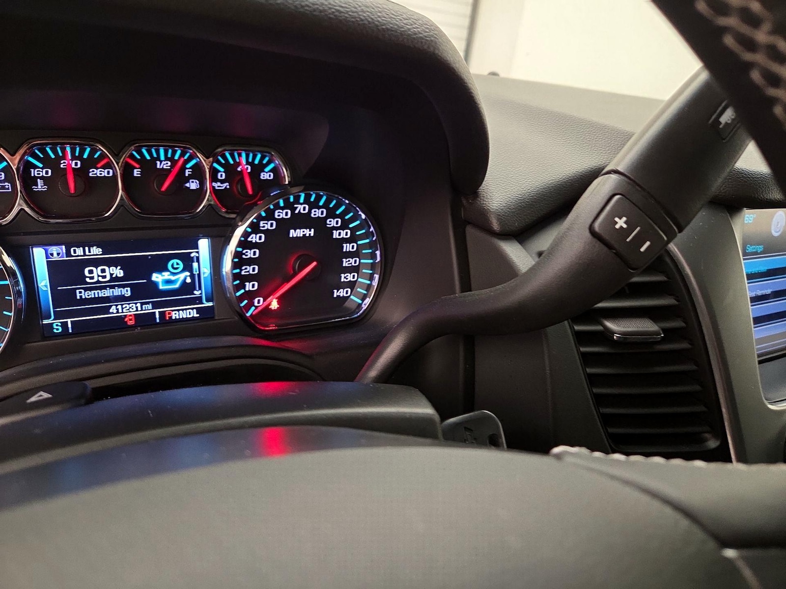 2018 Chevrolet Suburban LT - Photo 18