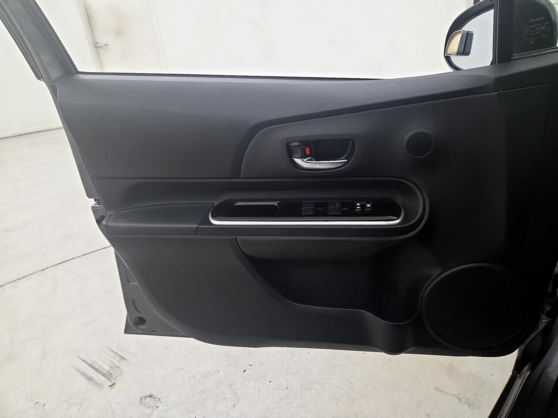 Thumbnail: 2015 Toyota Prius c - 12