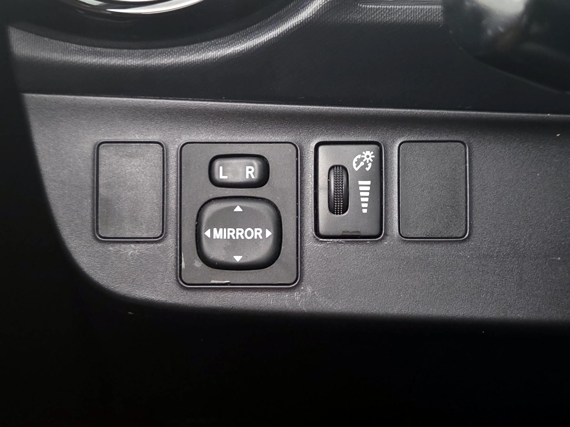 Thumbnail: 2015 Toyota Prius c - 13