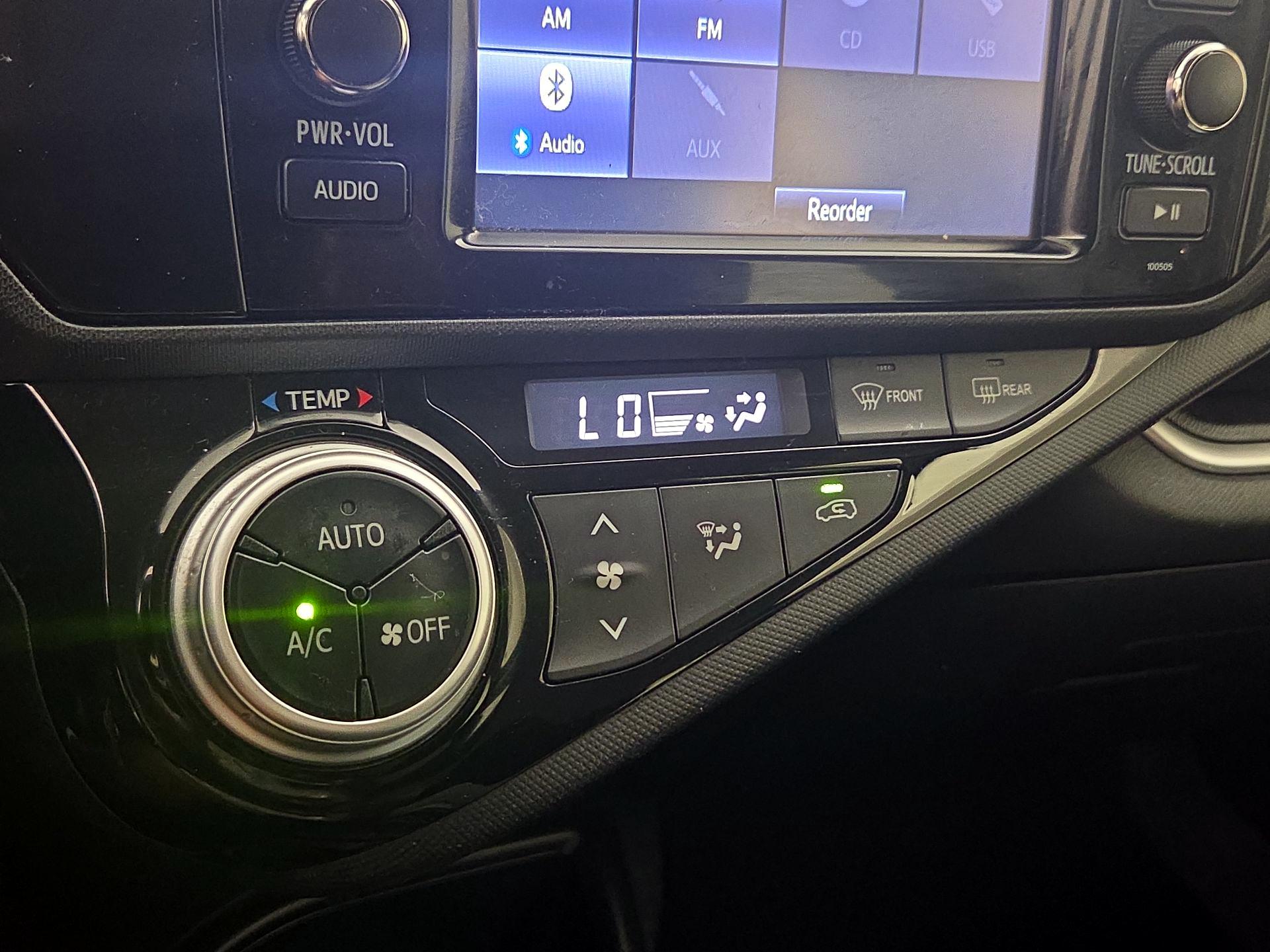 Thumbnail: 2015 Toyota Prius c - 15