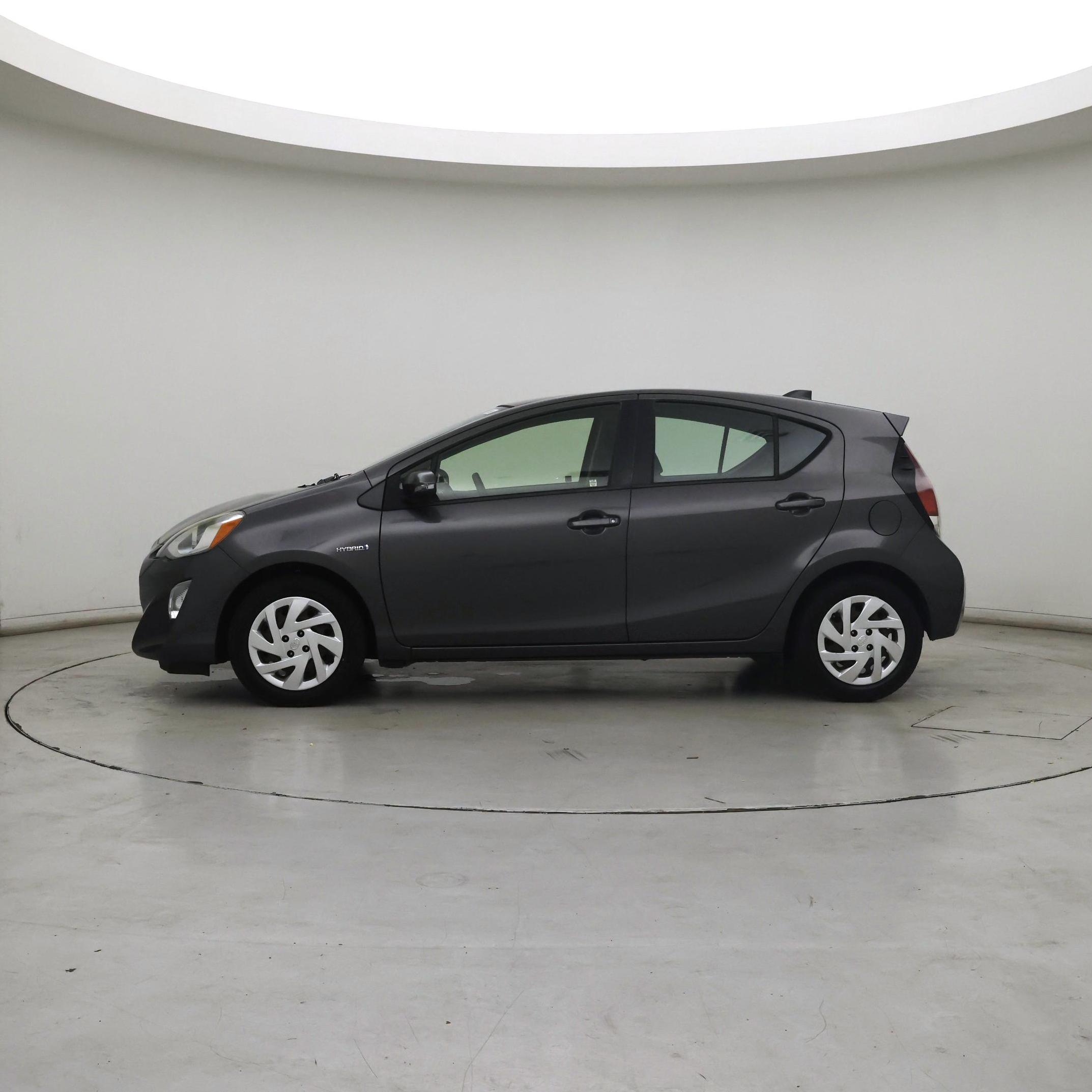 Thumbnail: 2015 Toyota Prius c - 3