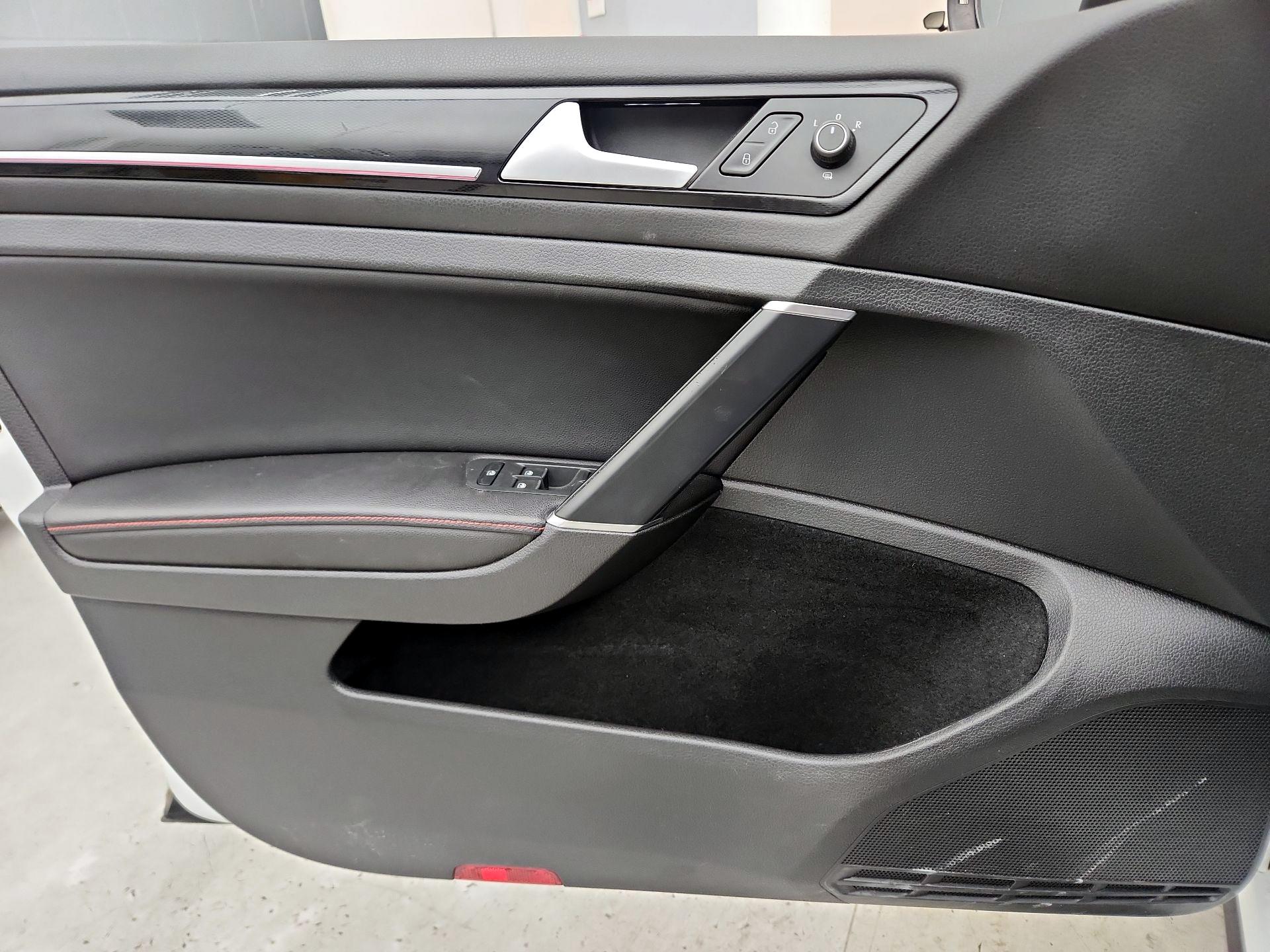 Thumbnail: 2017 Volkswagen Golf - 12