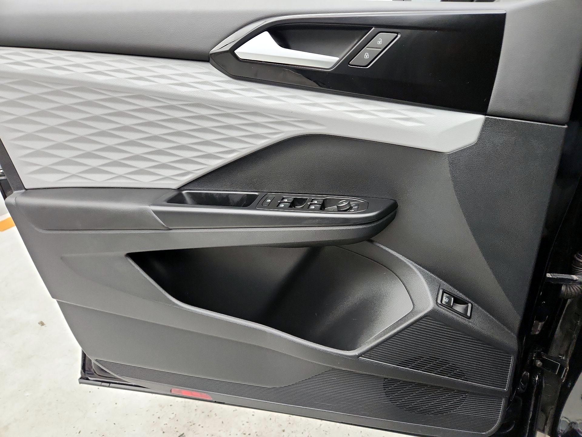 Thumbnail: 2022 Volkswagen Taos - 12