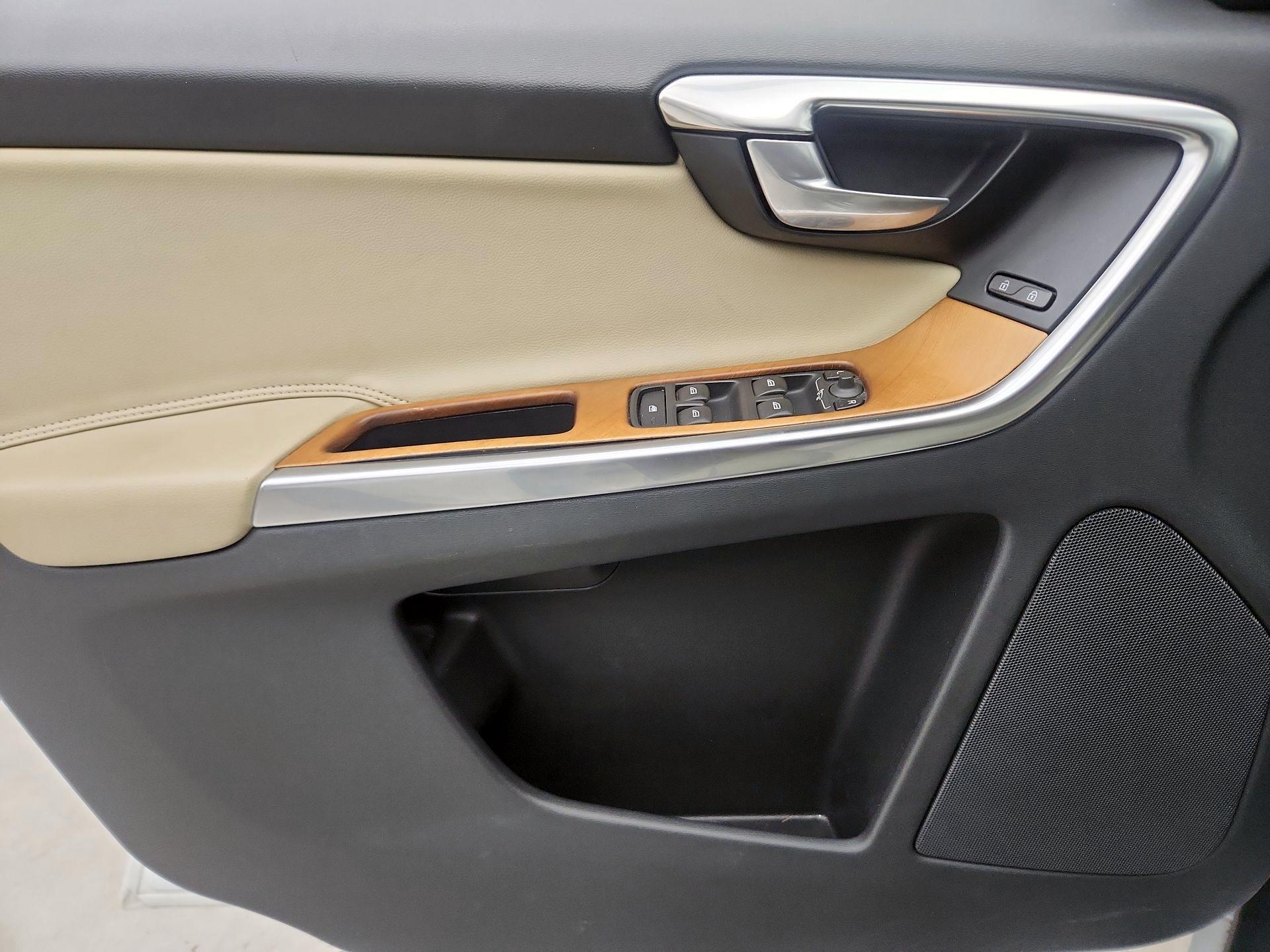 Thumbnail: 2017 Volvo XC60 - 12