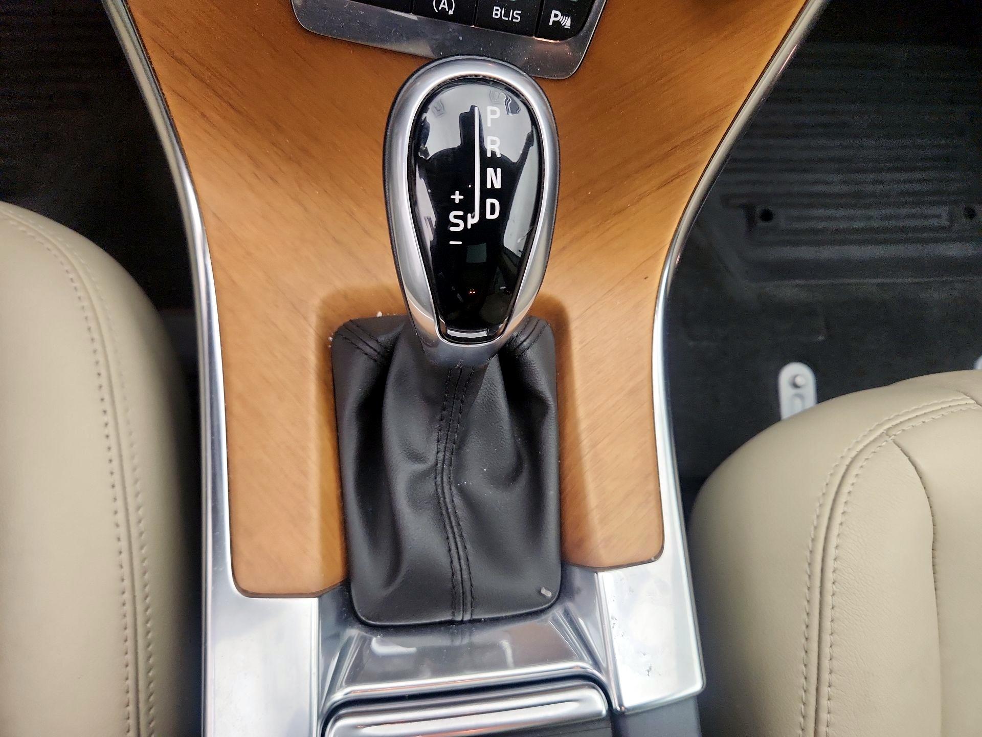 Thumbnail: 2017 Volvo XC60 - 18