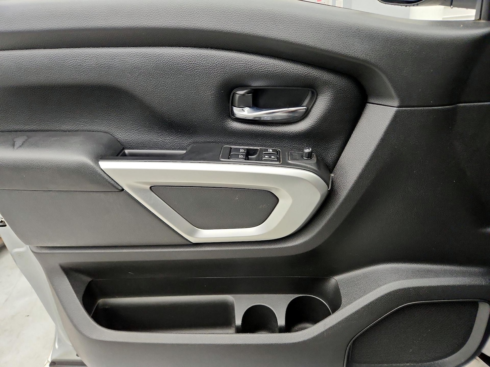 2017 Nissan Titan SV - Photo 13