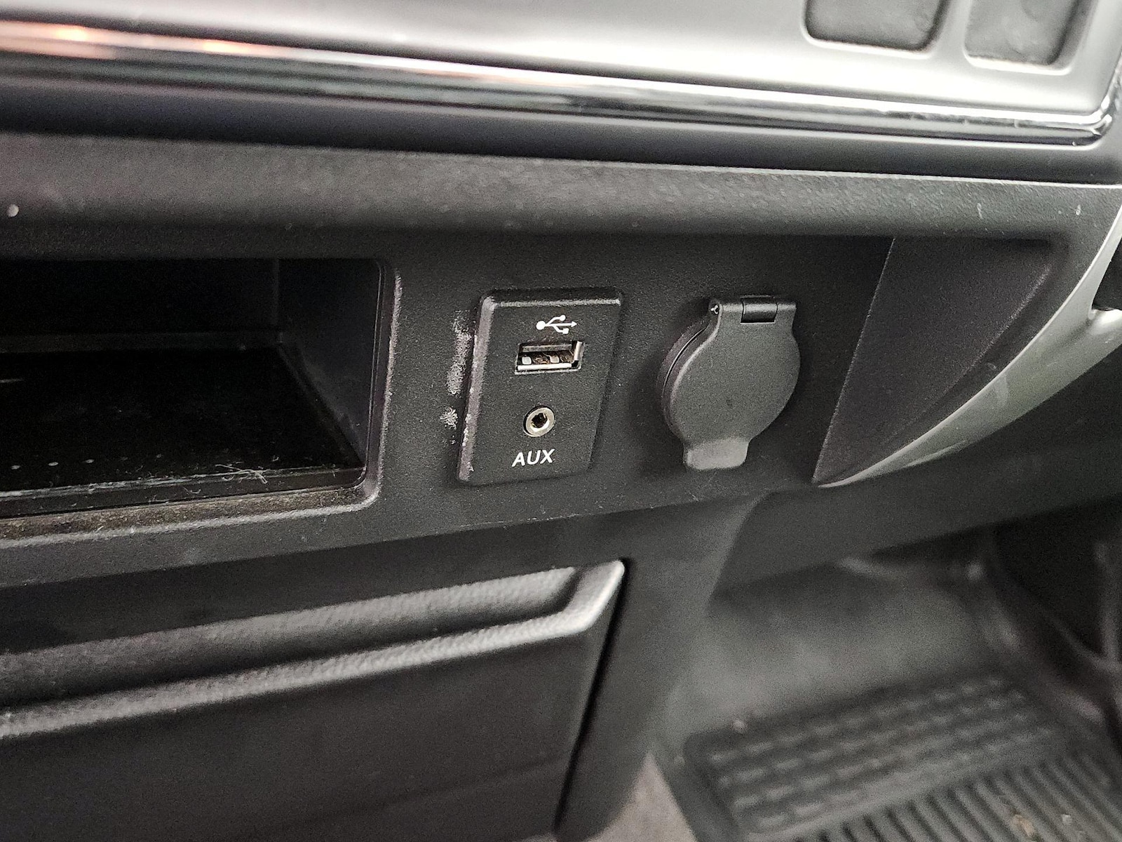 2017 Nissan Titan SV - Photo 18