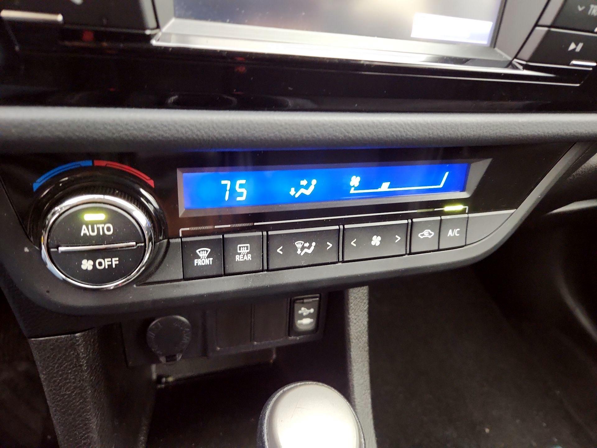 Thumbnail: 2015 Toyota Corolla - 16