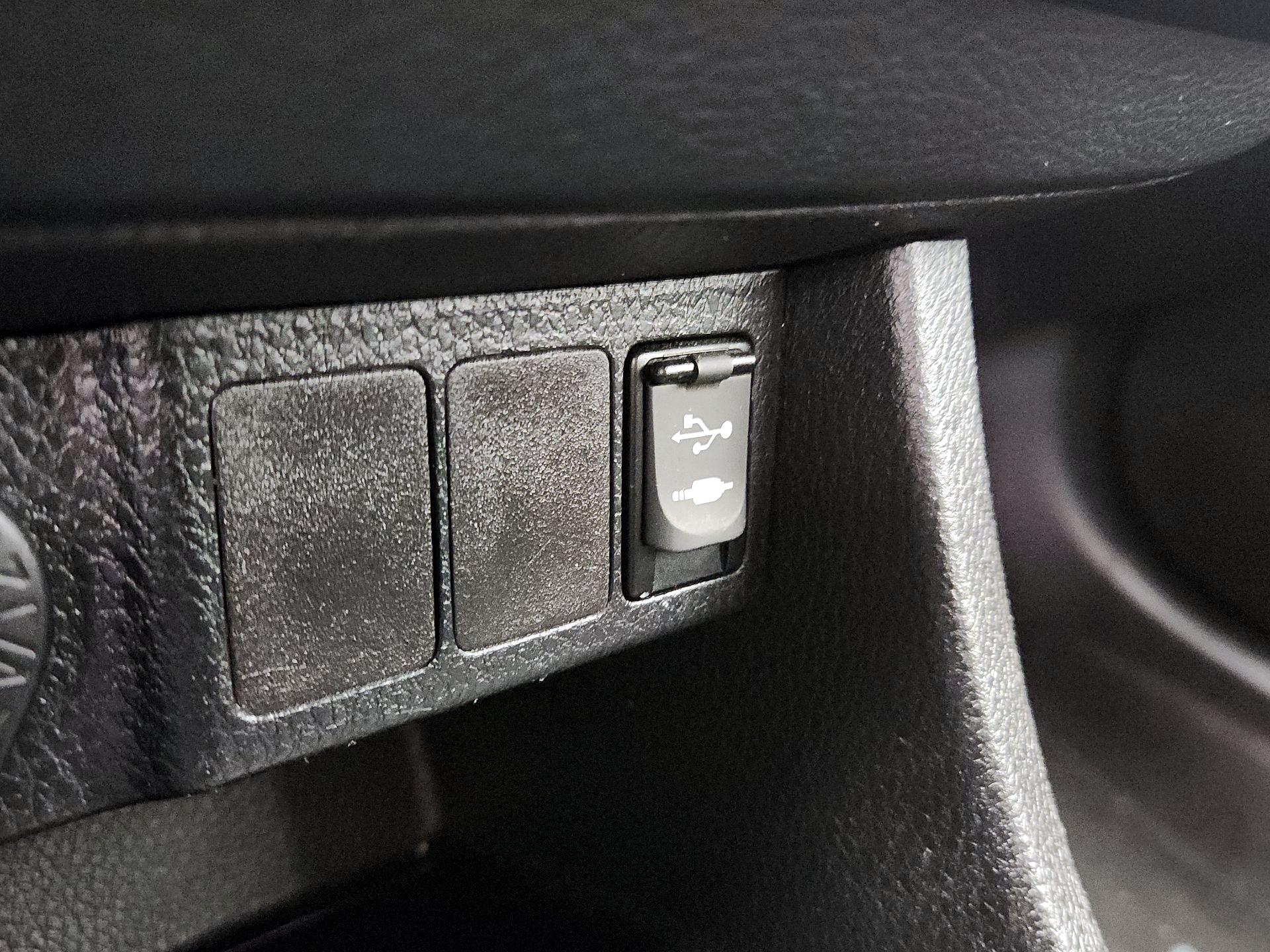 Thumbnail: 2015 Toyota Corolla - 18