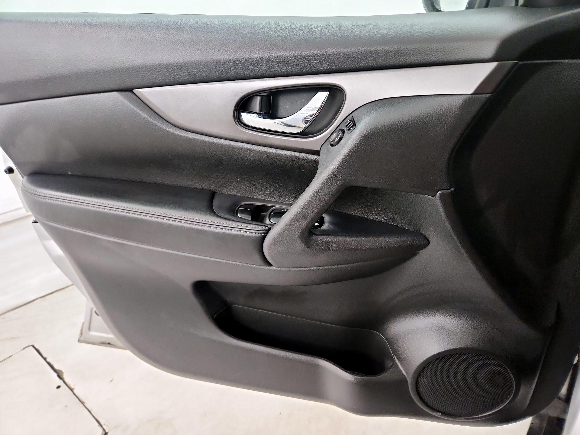 Thumbnail: 2015 Nissan Rogue - 12