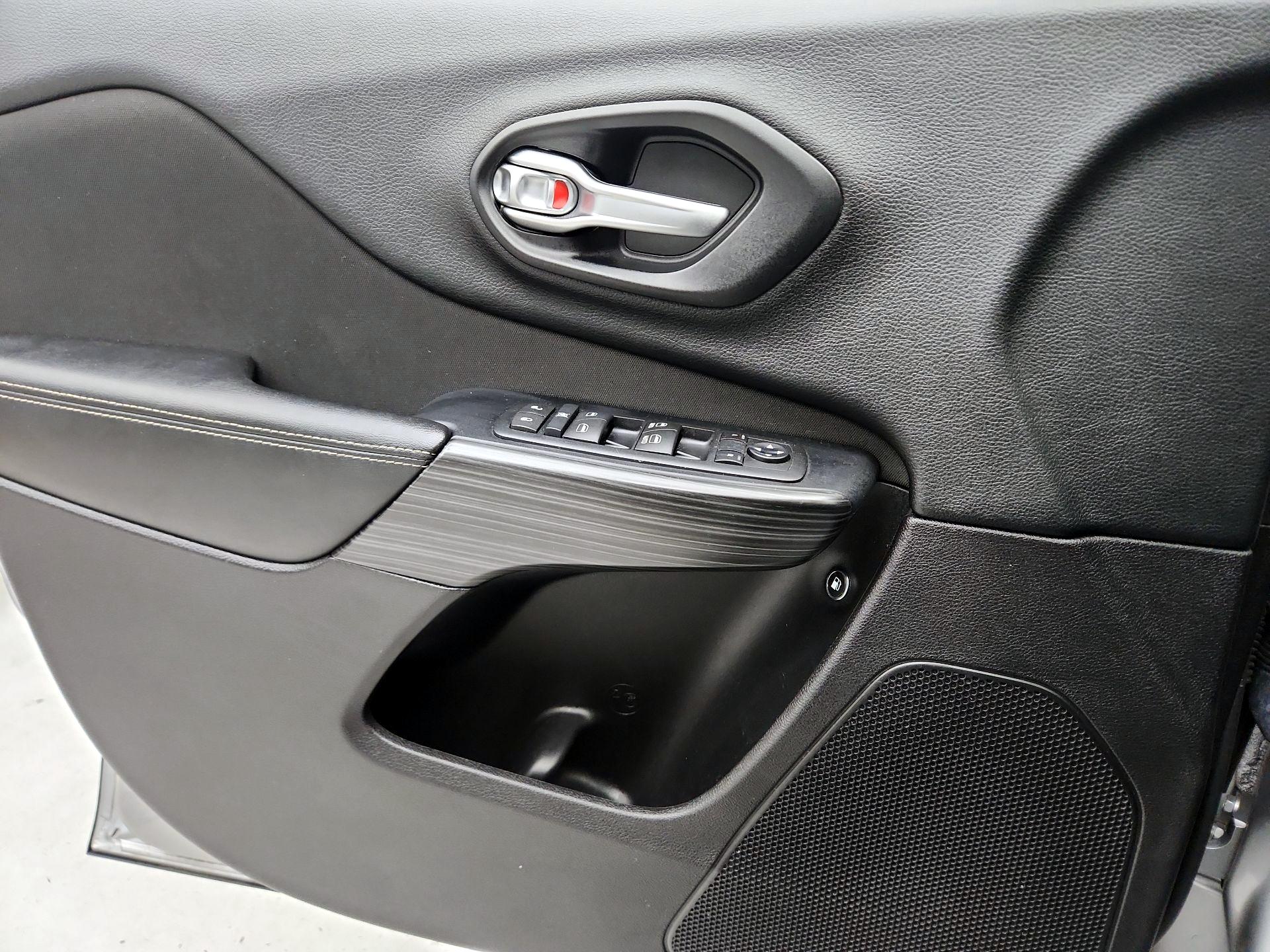 Thumbnail: 2016 Jeep Cherokee - 12