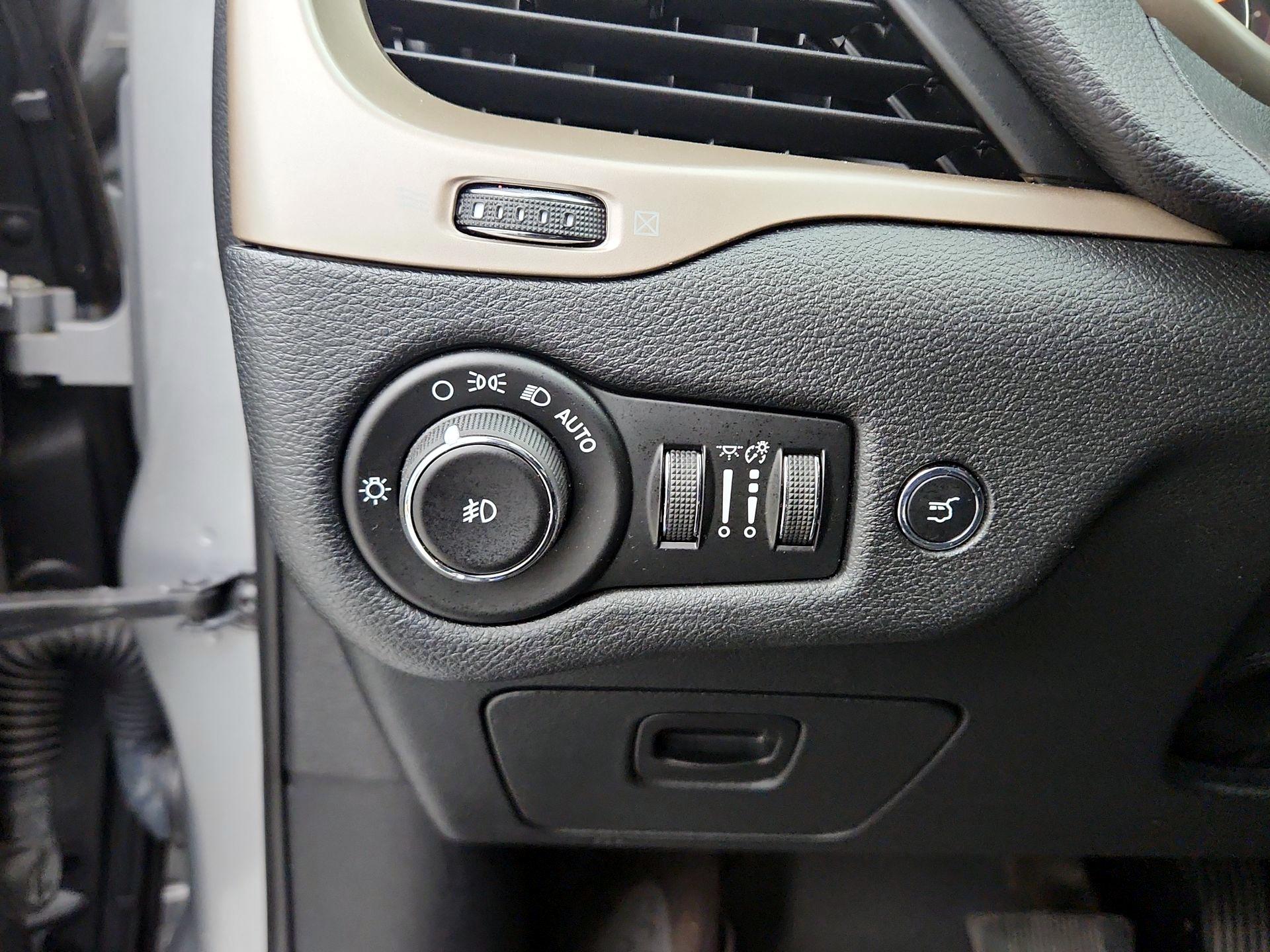 Thumbnail: 2016 Jeep Cherokee - 13
