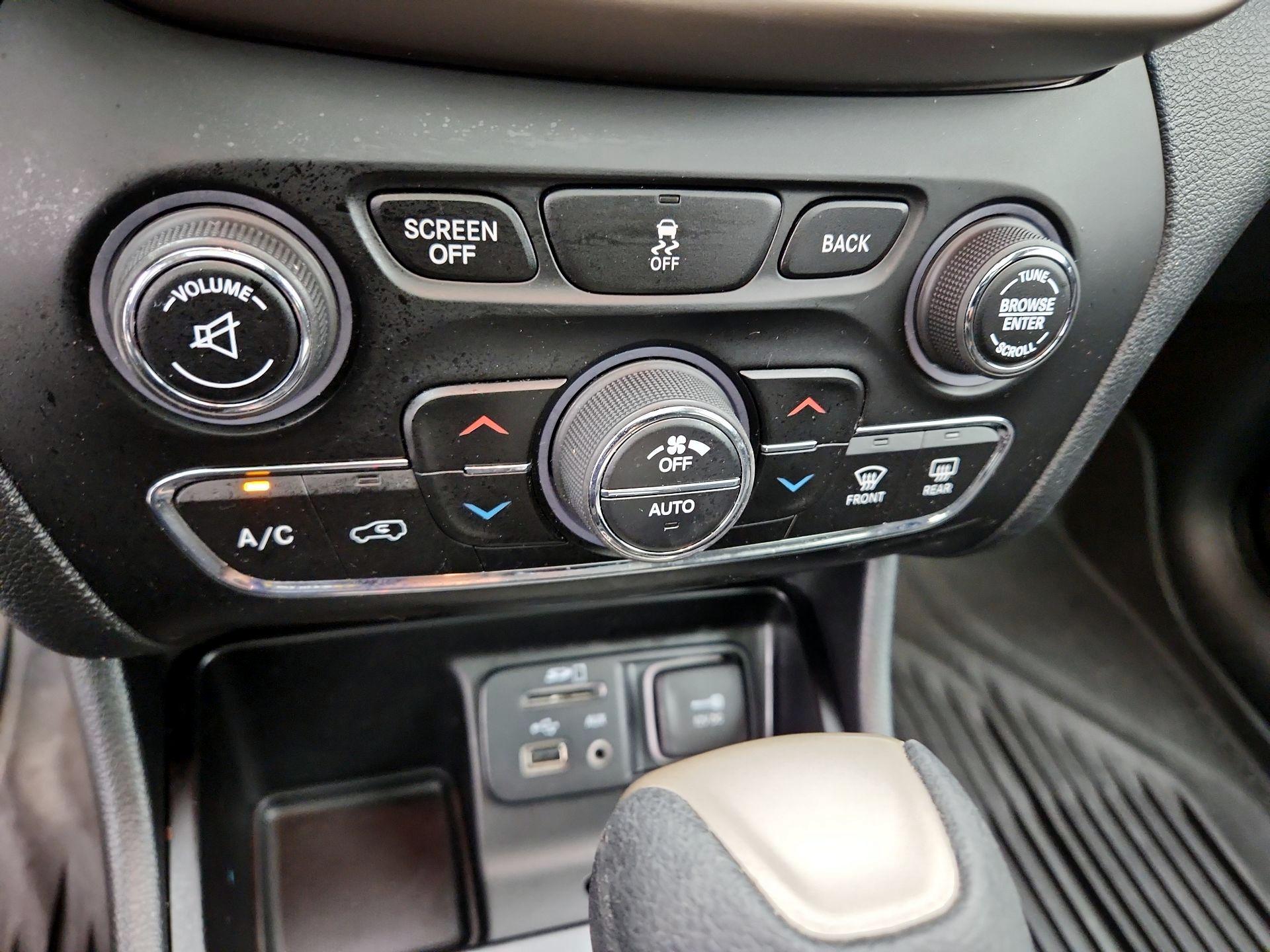 Thumbnail: 2016 Jeep Cherokee - 17