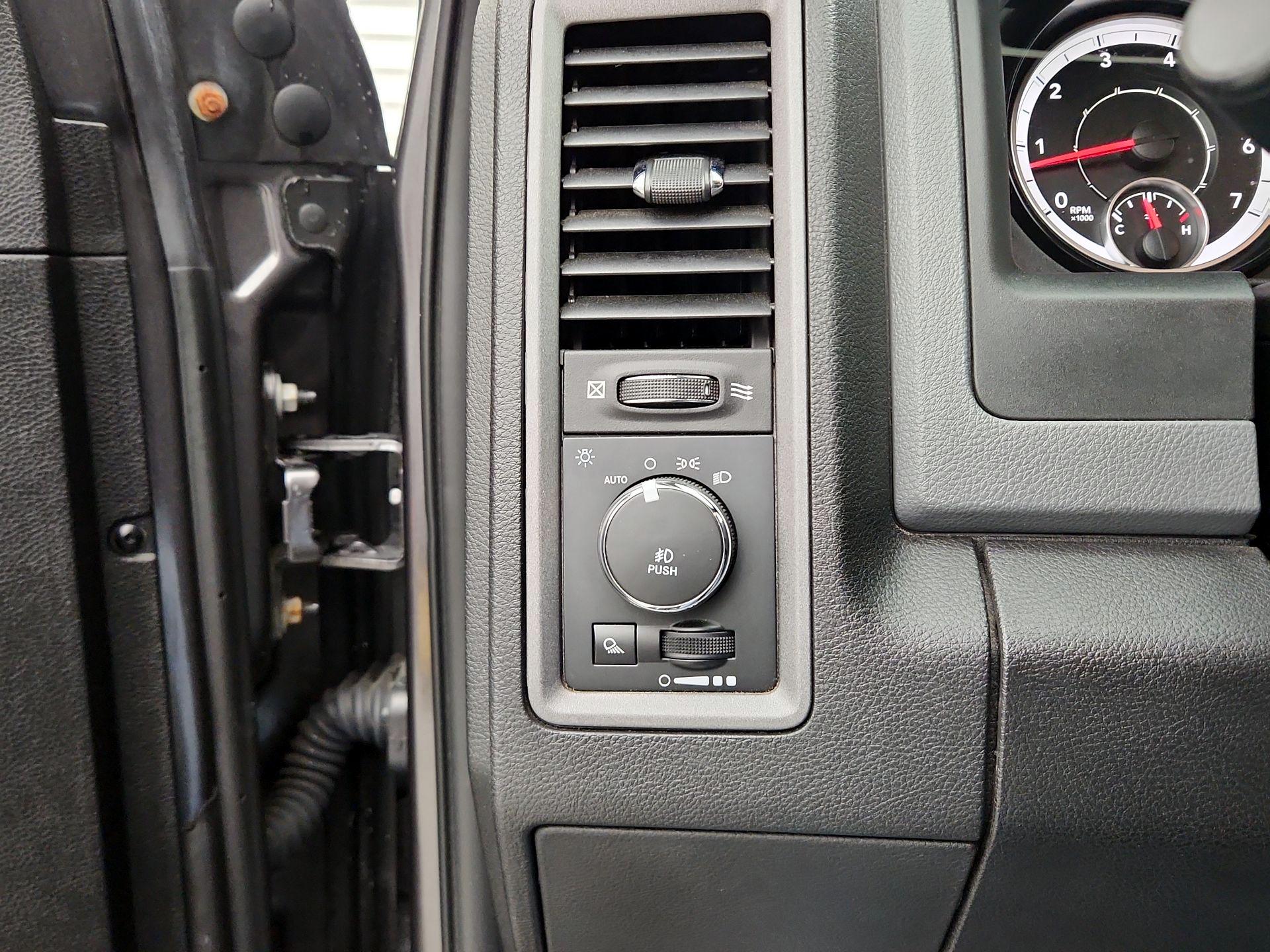 Thumbnail: 2019 RAM 1500 Classic - 13