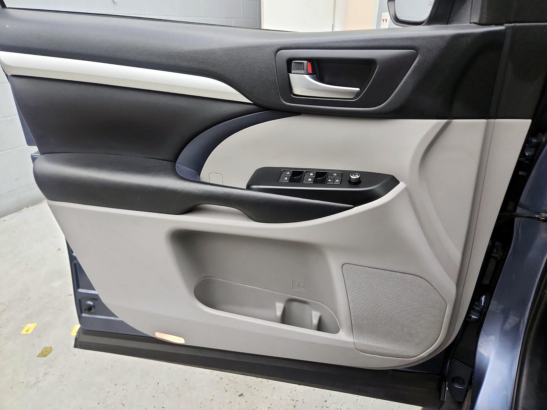 Thumbnail: 2018 Toyota Highlander - 12