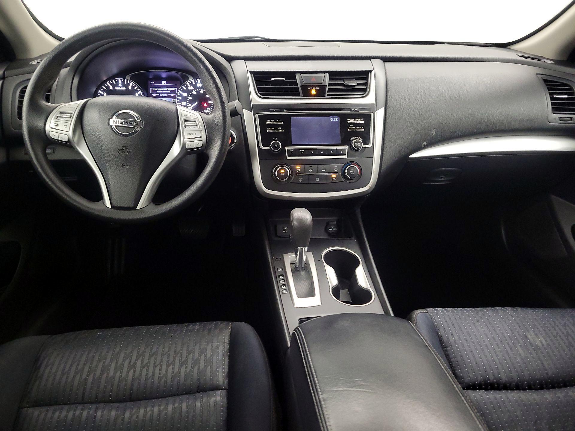 Thumbnail: 2016 Nissan Altima - 9
