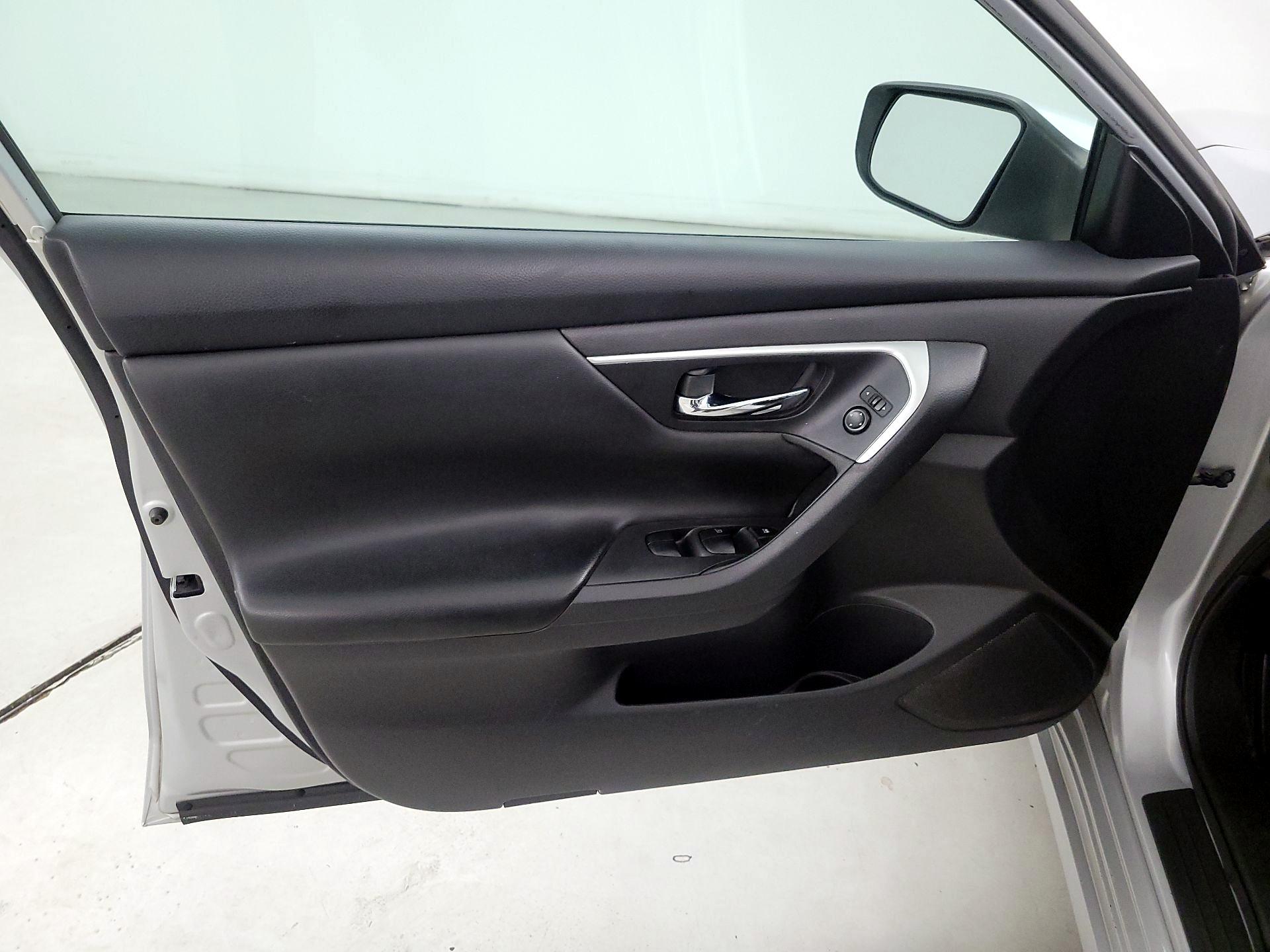Thumbnail: 2016 Nissan Altima - 12