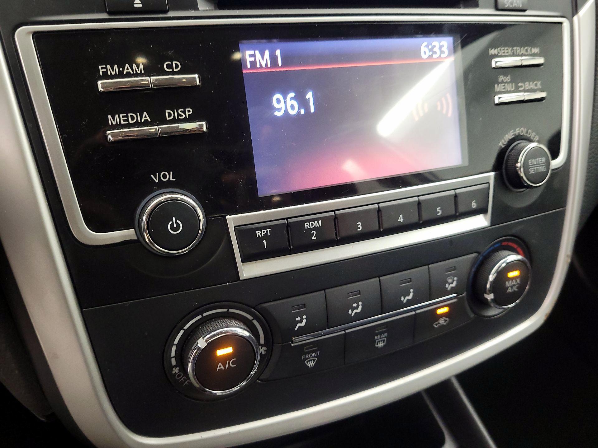 Thumbnail: 2016 Nissan Altima - 15