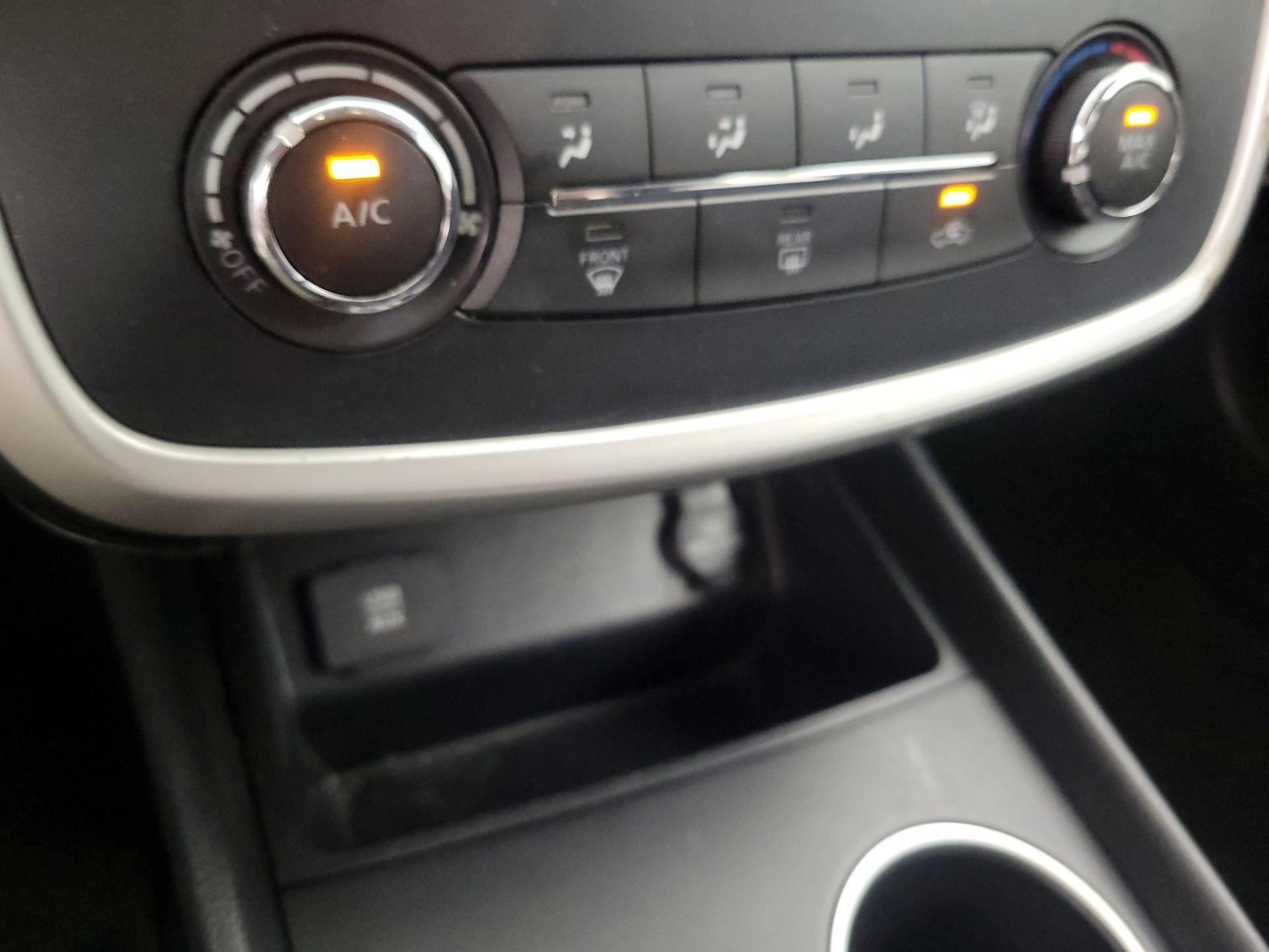 Thumbnail: 2016 Nissan Altima - 16