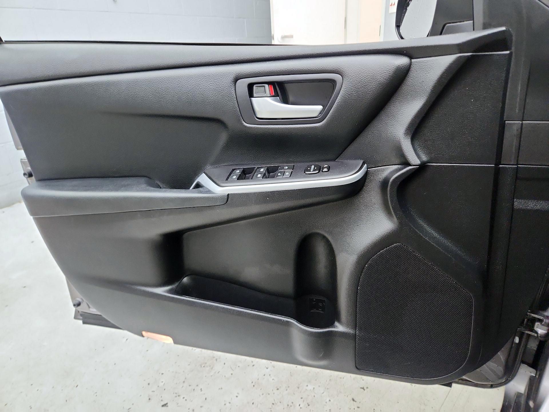 Thumbnail: 2015 Toyota Camry - 12