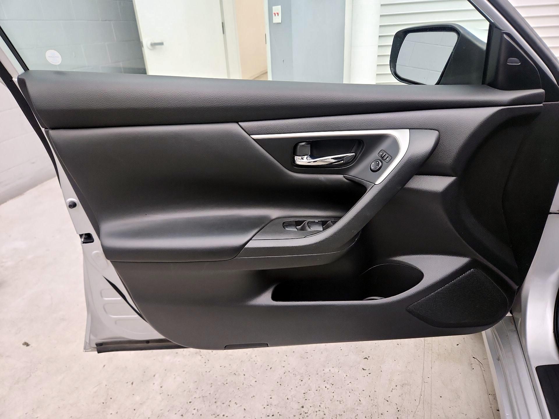 Thumbnail: 2017 Nissan Altima - 12