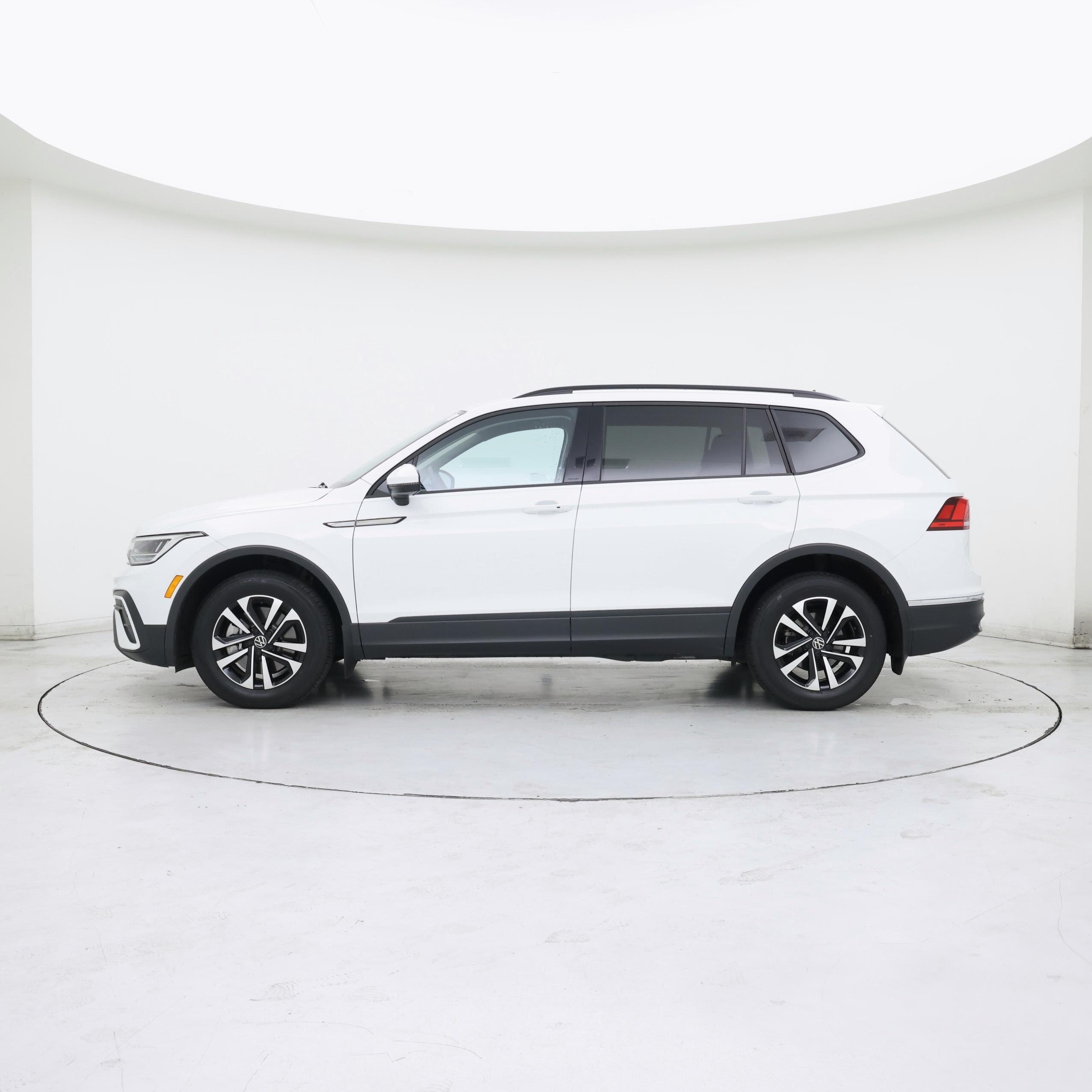 Thumbnail: 2023 Volkswagen Tiguan - 3