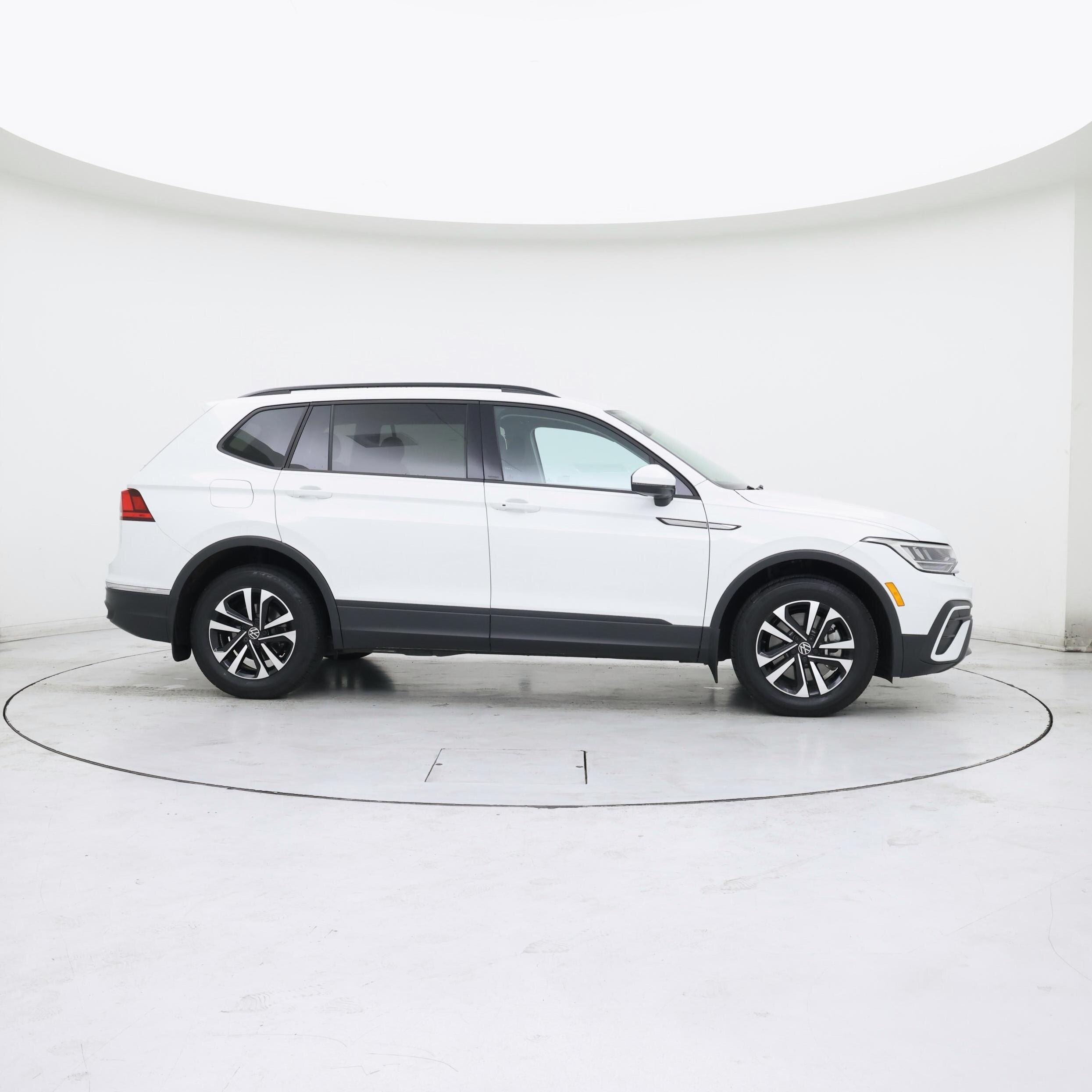 Thumbnail: 2023 Volkswagen Tiguan - 7
