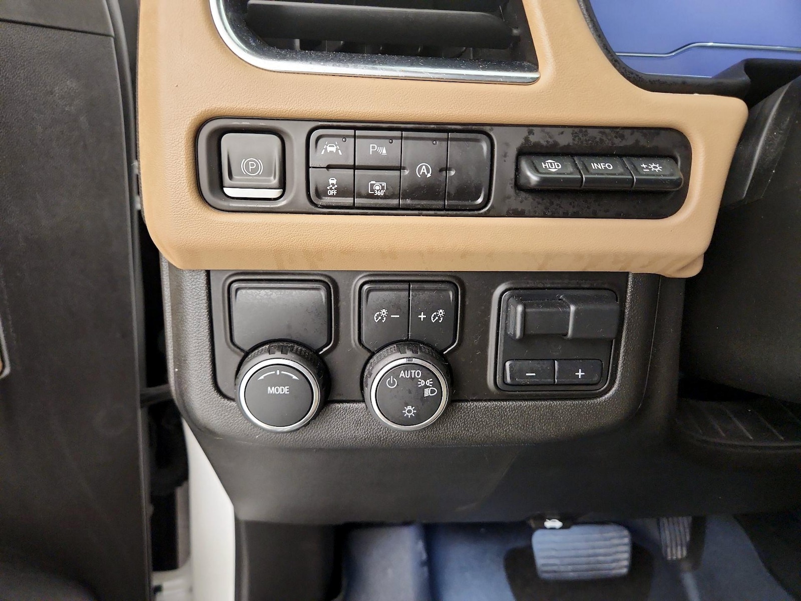 2023 Chevrolet Suburban Premier - Photo 14