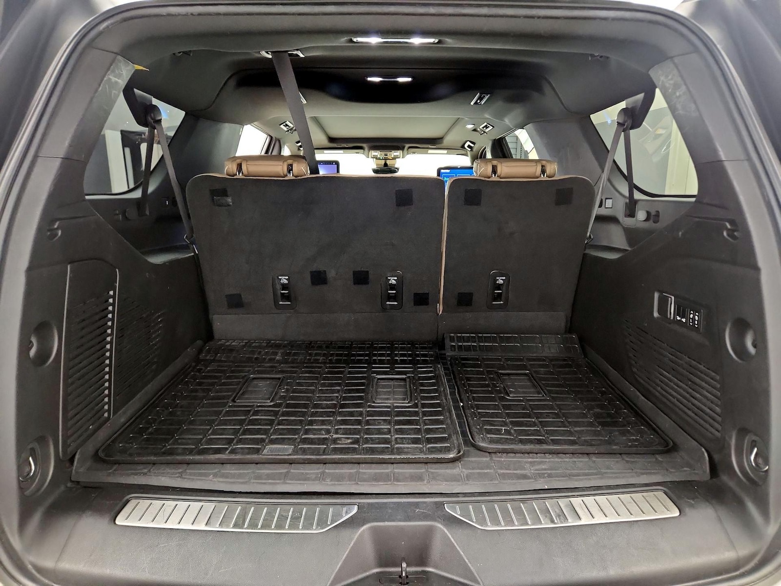 2023 Chevrolet Suburban Premier - Photo 23