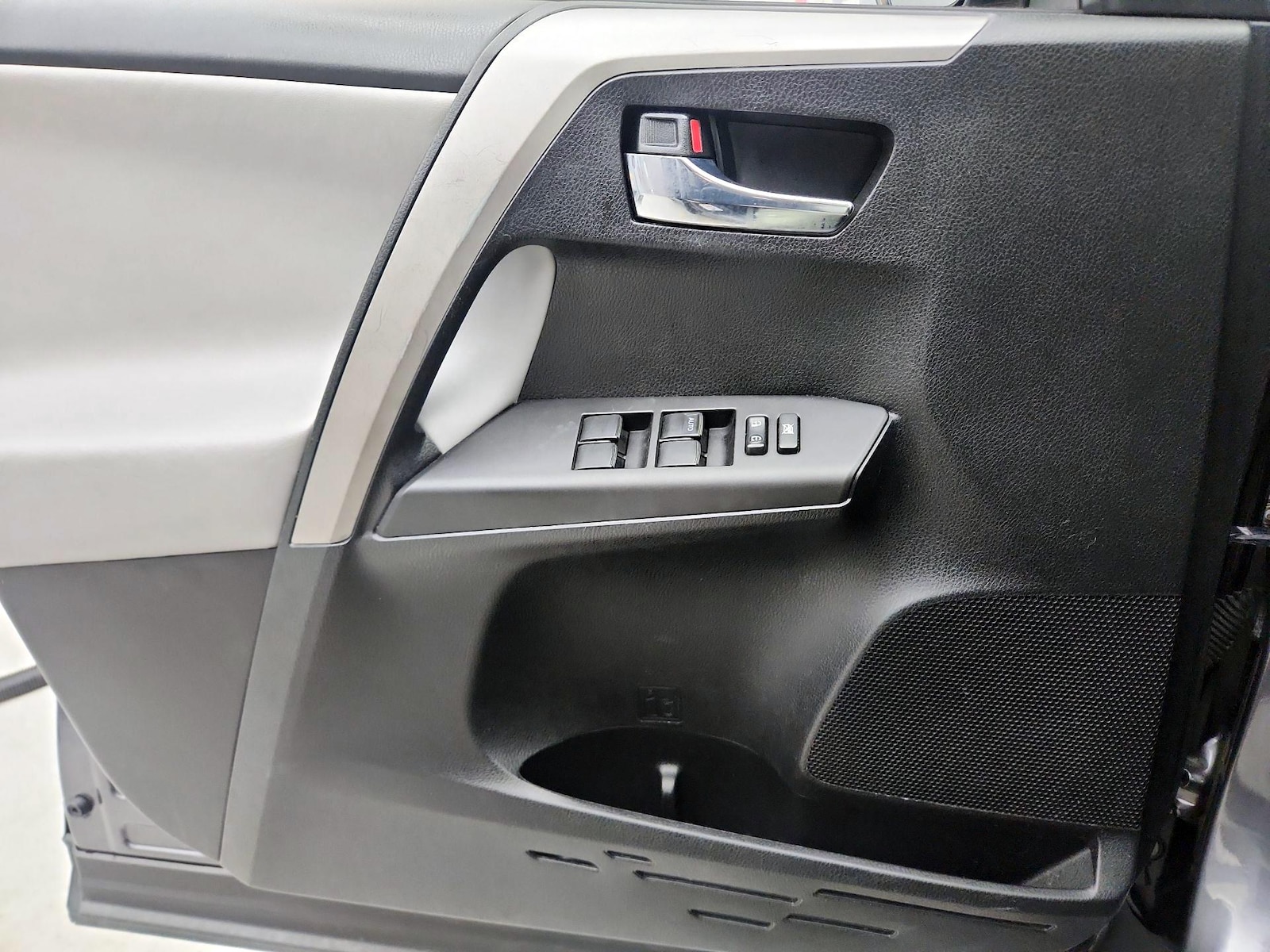 2016 Toyota RAV4 XLE - Photo 13