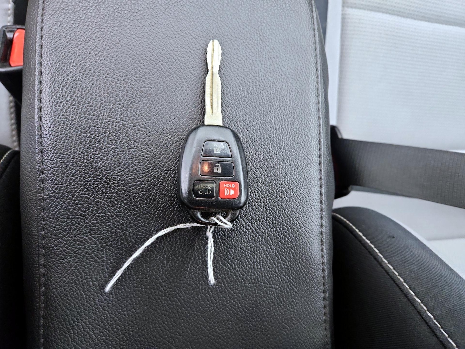 2016 Toyota RAV4 XLE - Photo 24
