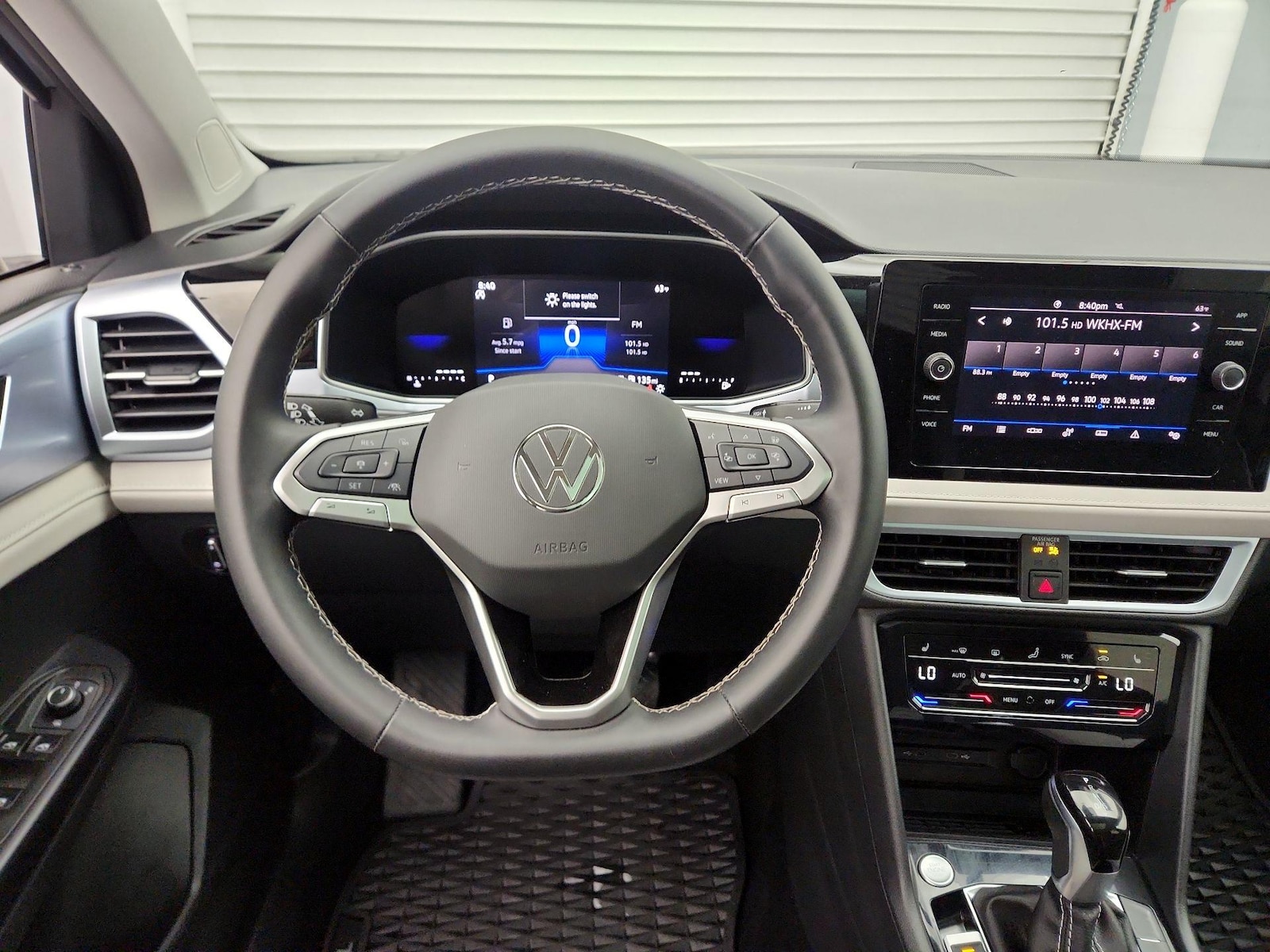 2025 Volkswagen Taos SE - Photo 11