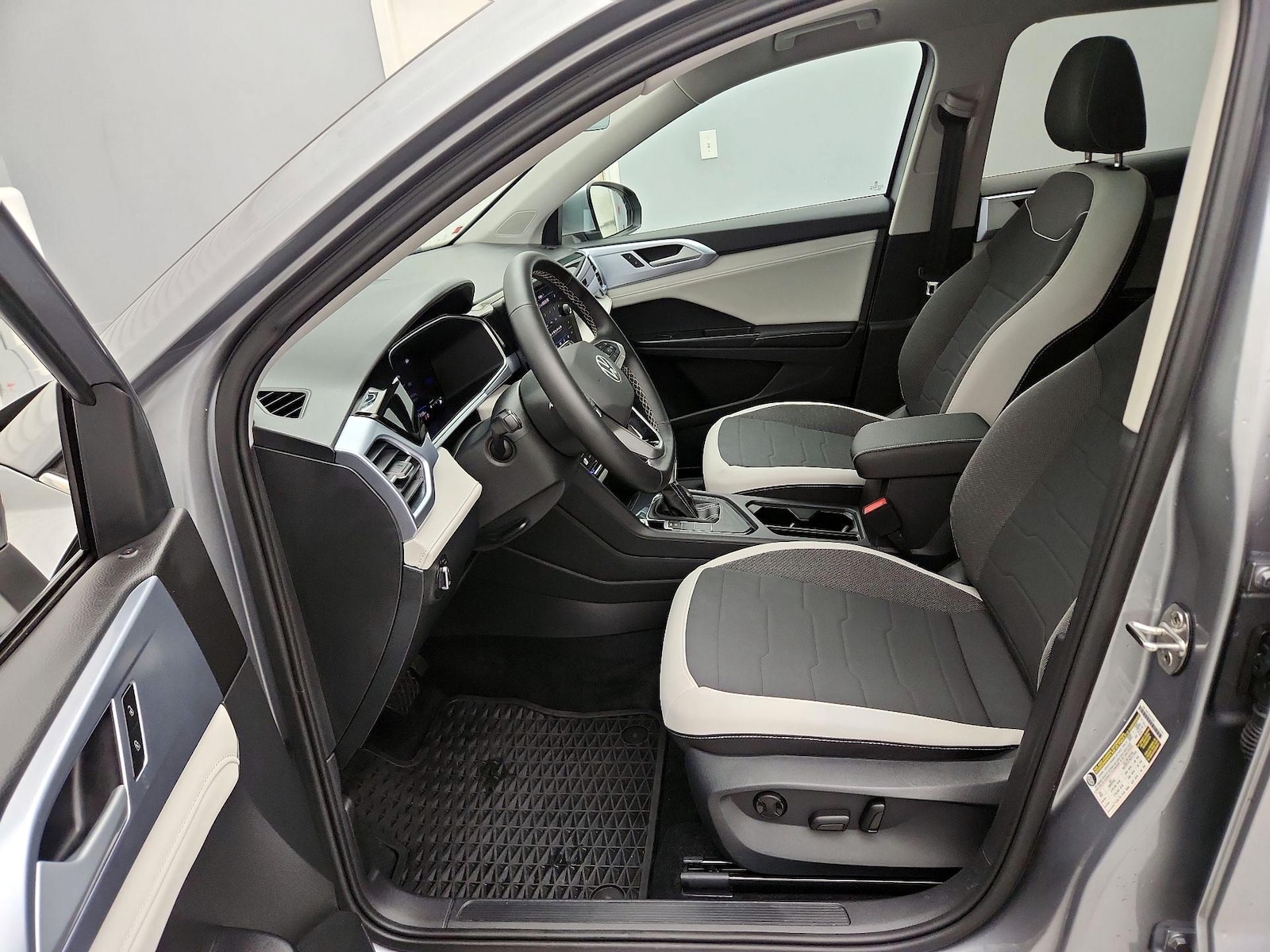 2025 Volkswagen Taos SE - Photo 12