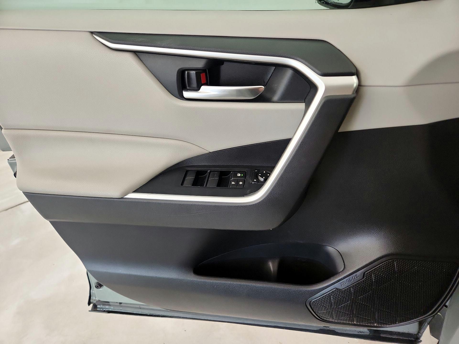 Thumbnail: 2019 Toyota RAV4 - 12