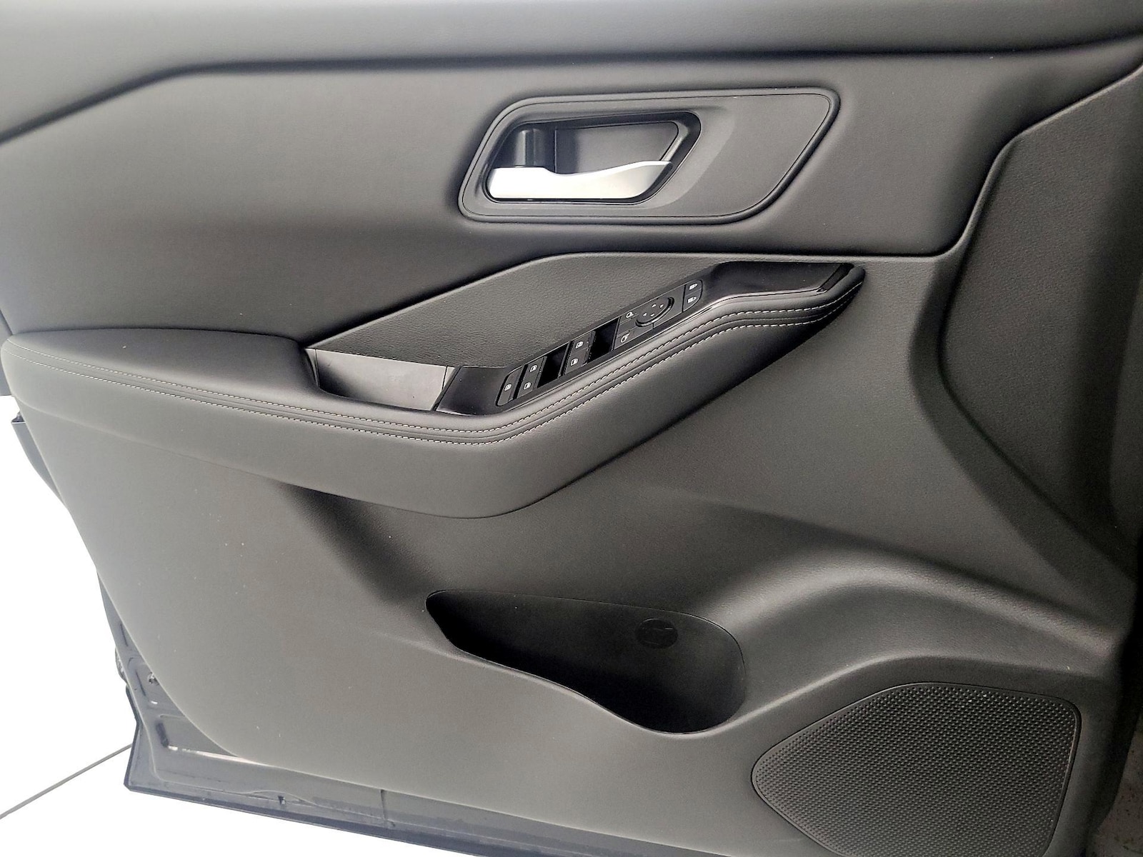 2025 Nissan Rogue SV - Photo 13