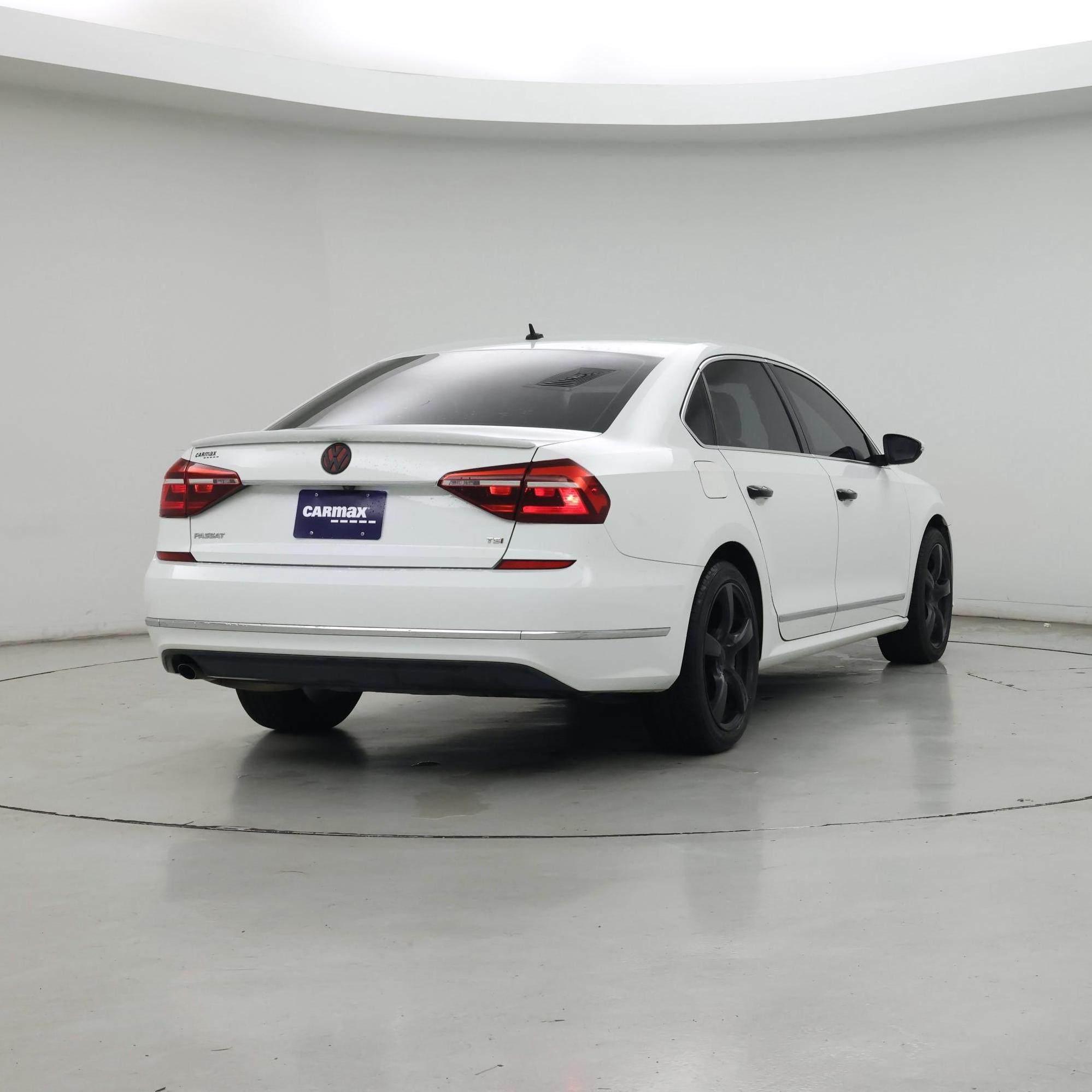 Thumbnail: 2017 Volkswagen Passat - 8
