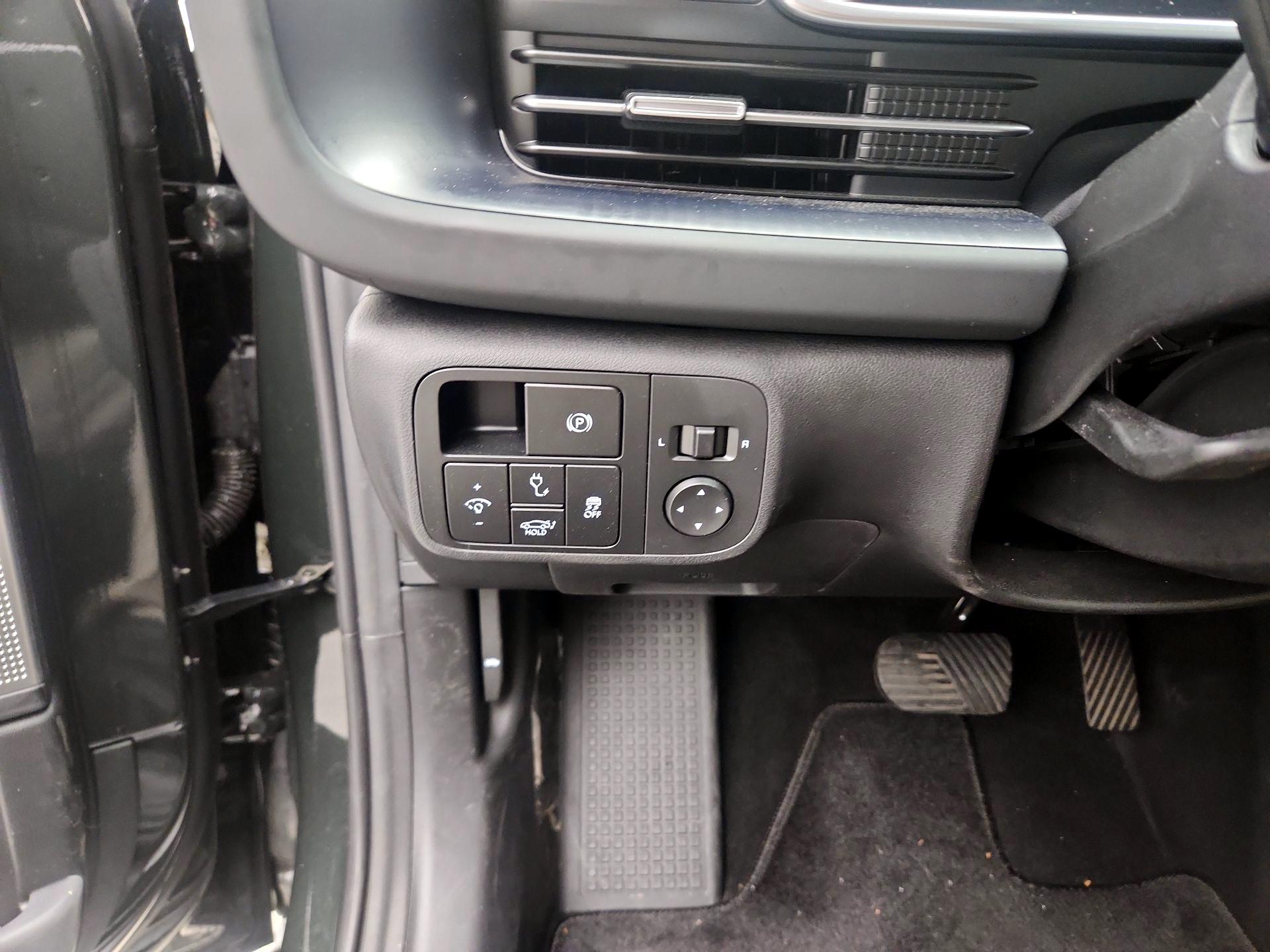 Thumbnail: 2023 Hyundai Ioniq 6 - 13