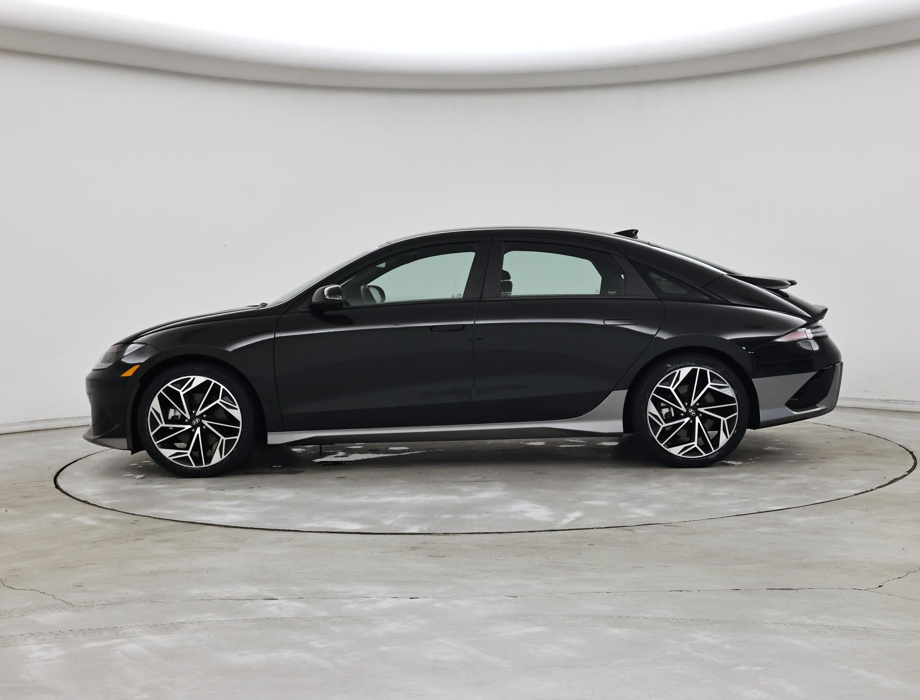 Thumbnail: 2023 Hyundai Ioniq 6 - 3