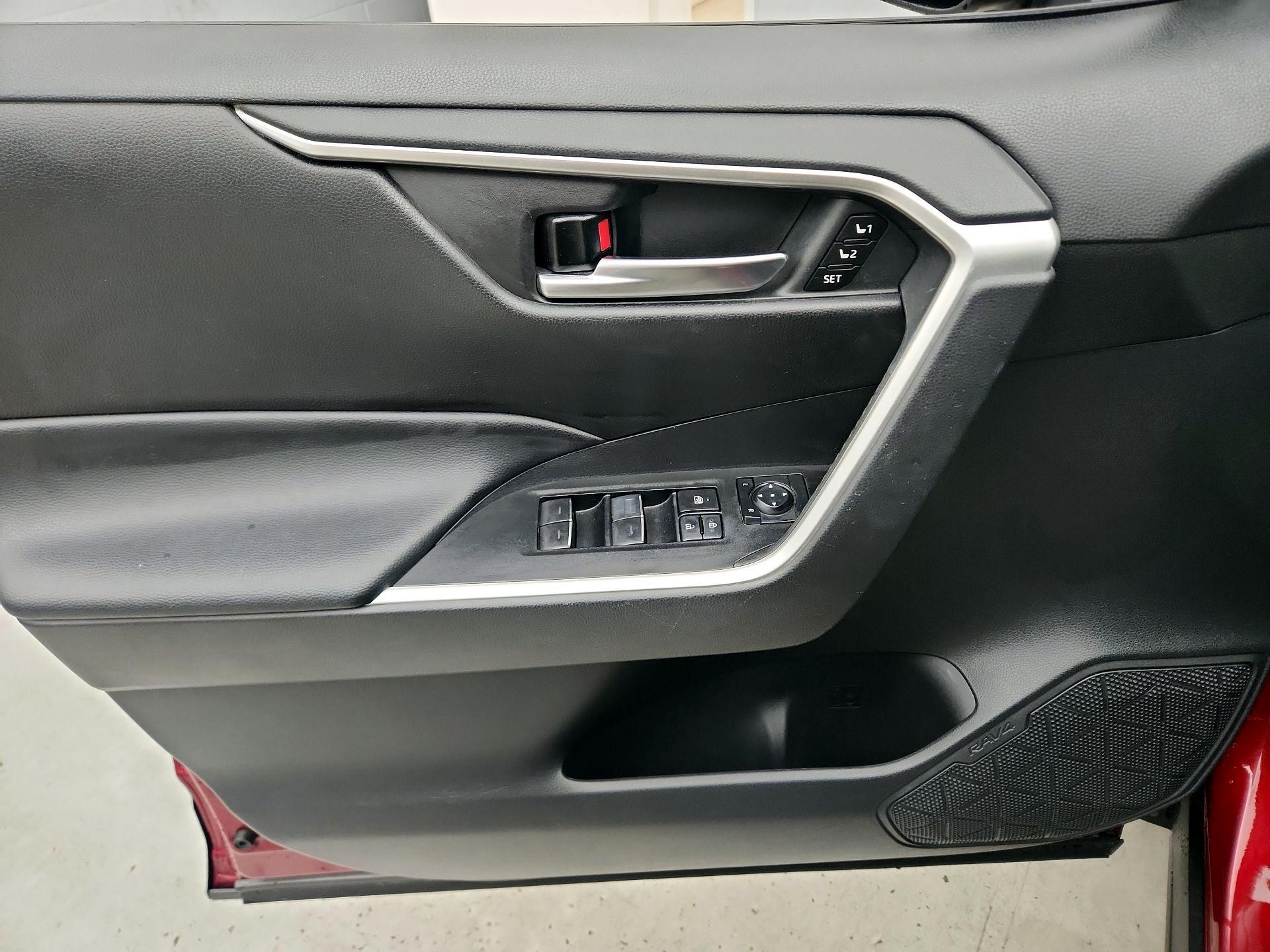 Thumbnail: 2022 Toyota RAV4 - 12