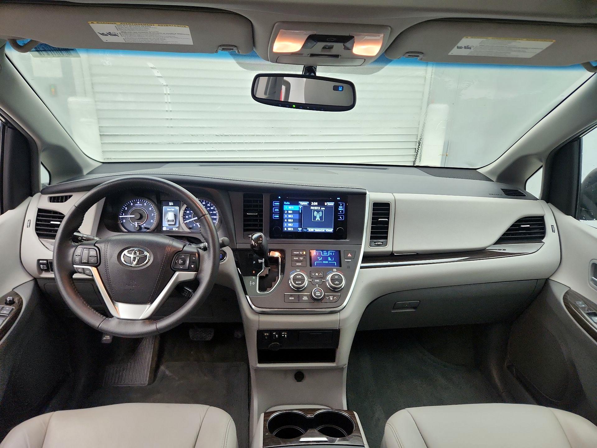 Thumbnail: 2017 Toyota Sienna - 9