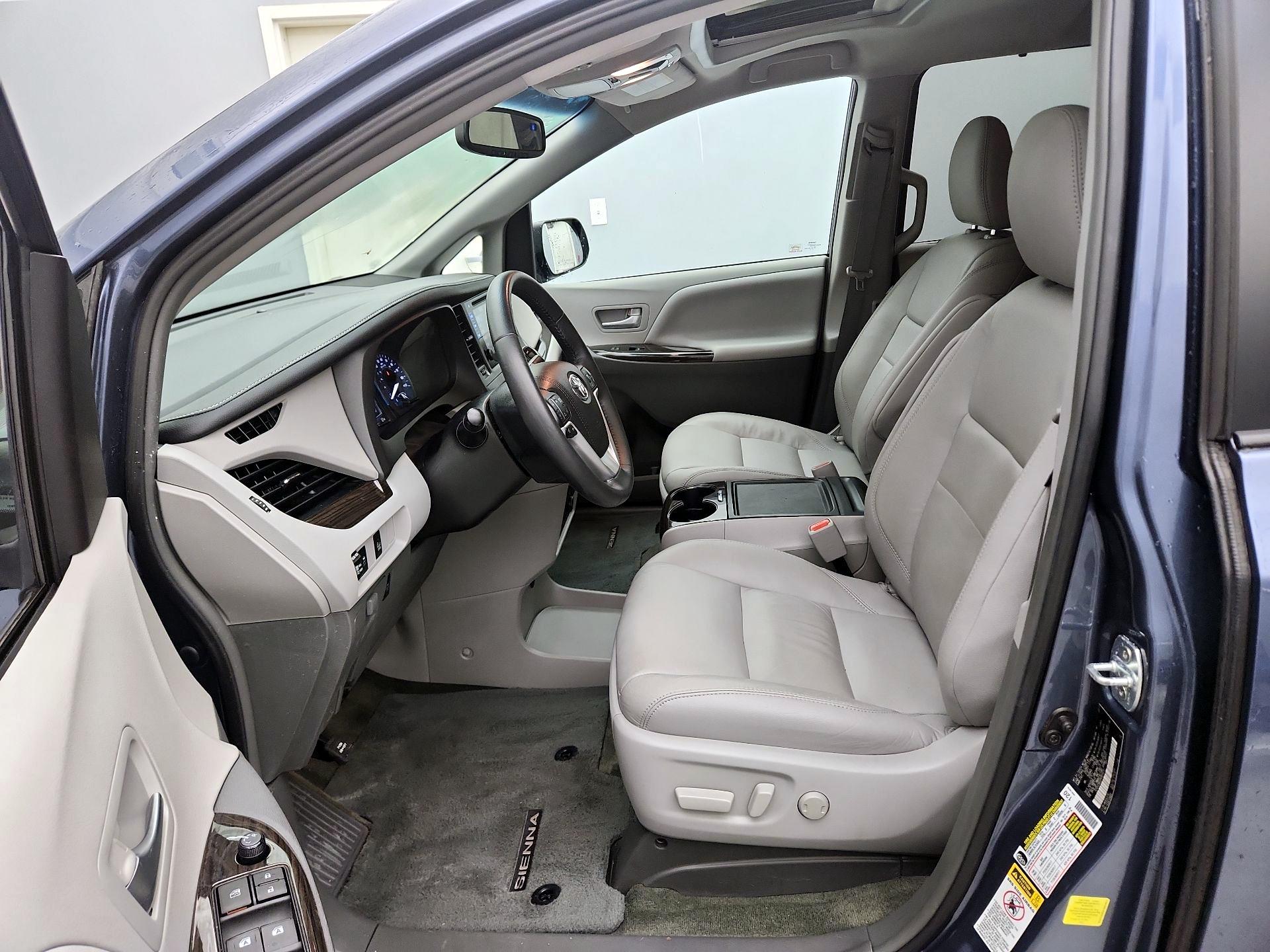 Thumbnail: 2017 Toyota Sienna - 11