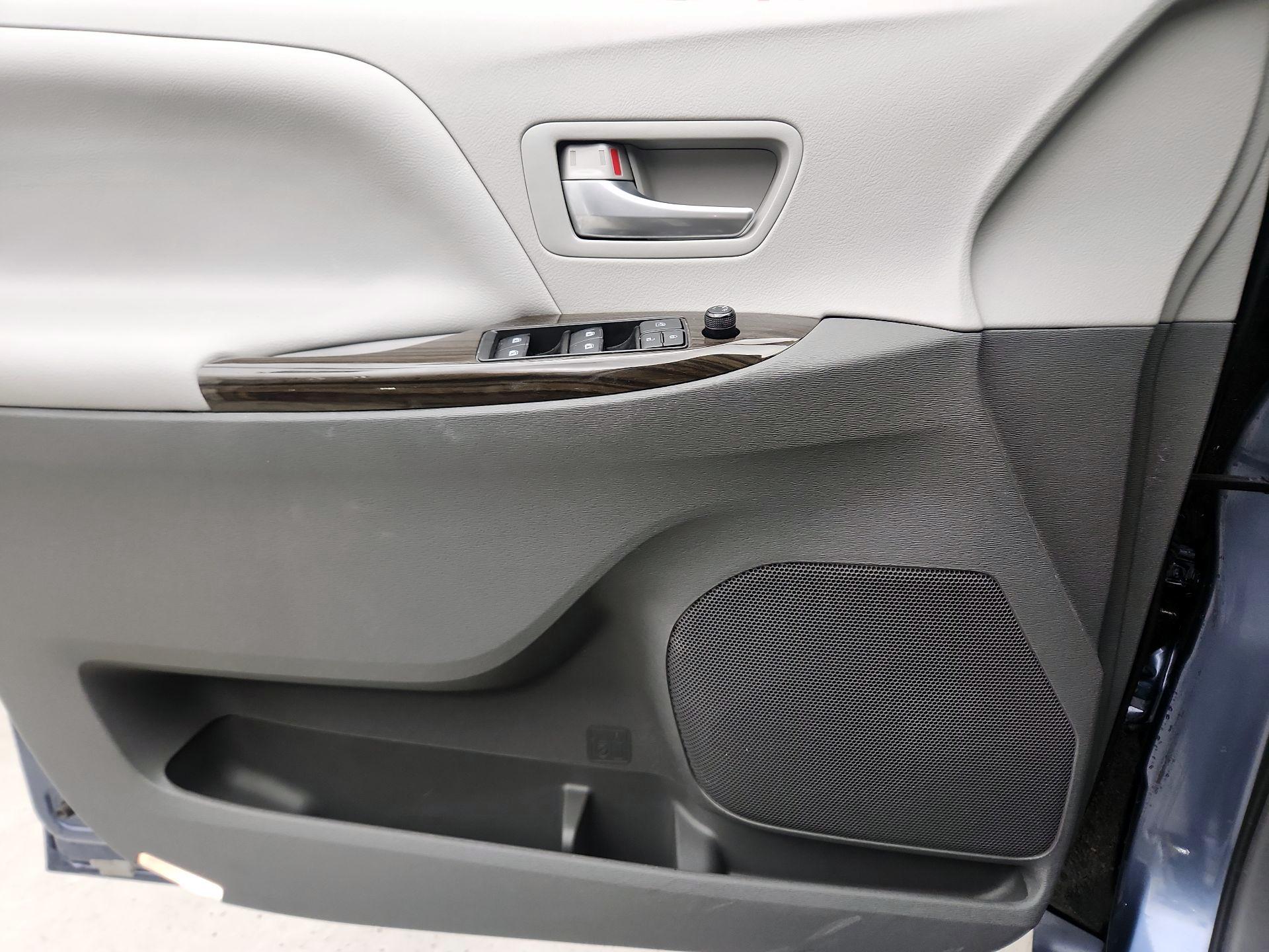 Thumbnail: 2017 Toyota Sienna - 12