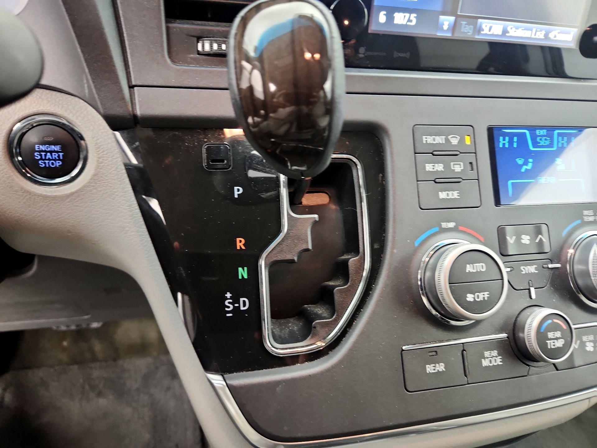 Thumbnail: 2017 Toyota Sienna - 17